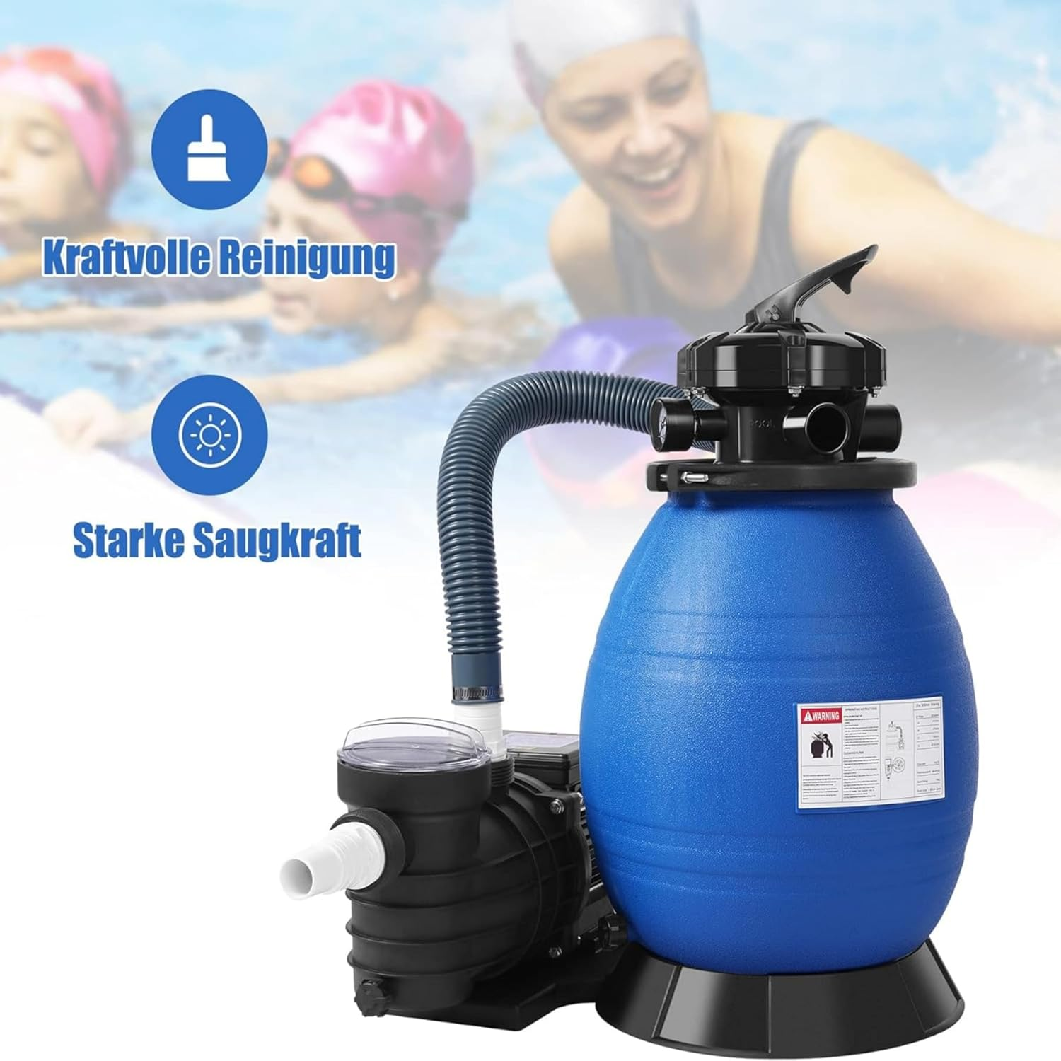 Blauer Poolfilter mit schwarzer Pumpe und Schlauch; Kinder im Hintergrund.