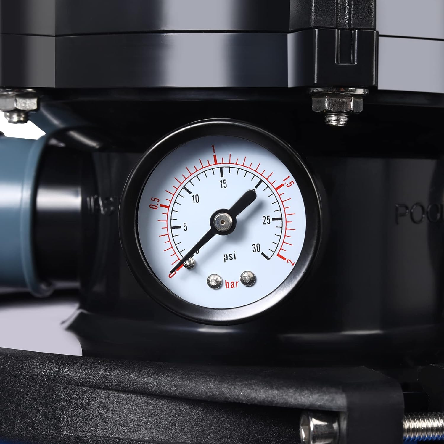 Ein Manometer zeigt Druck in psi und bar an. Der Zeiger steht auf etwa 15 psi.