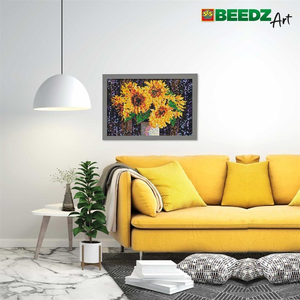 Ein Wohnzimmer mit einer gelben Couch, einem Gemälde von Sonnenblumen und einer Hängeleuchte.