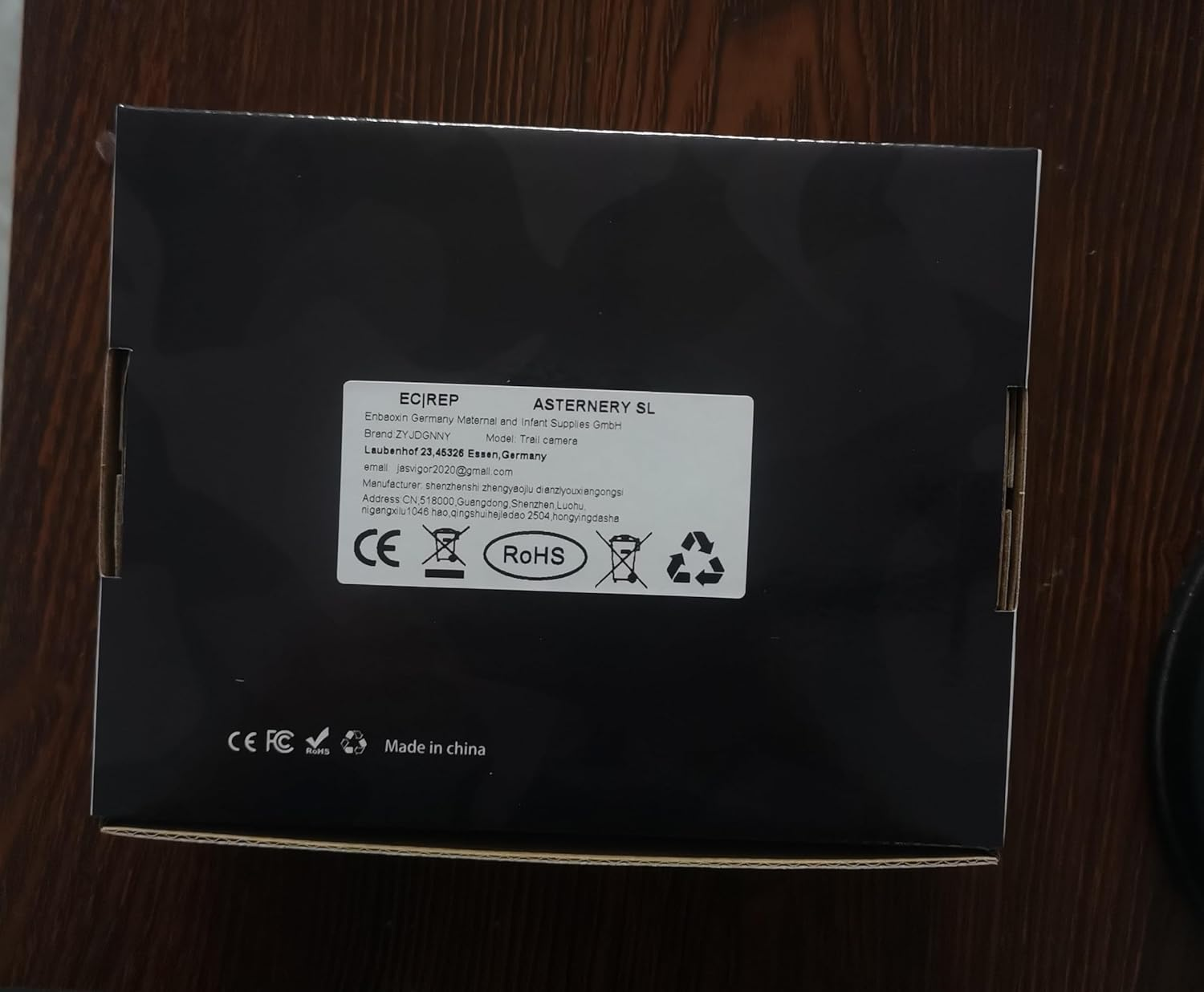Schwarze Box mit Informationen über eine Wildkamera. Enthält Logos und Adressen.