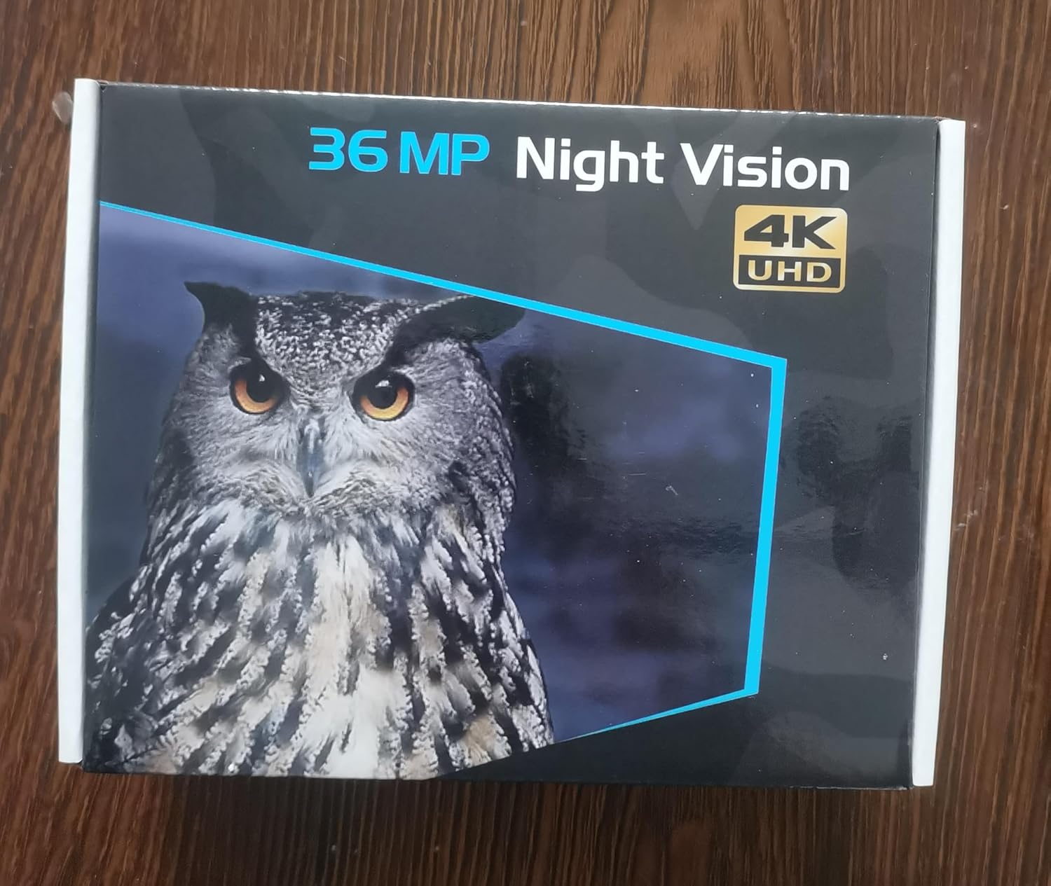 Verpackung mit einem Uhu, 36 MP Nachtsicht, 4K UHD.