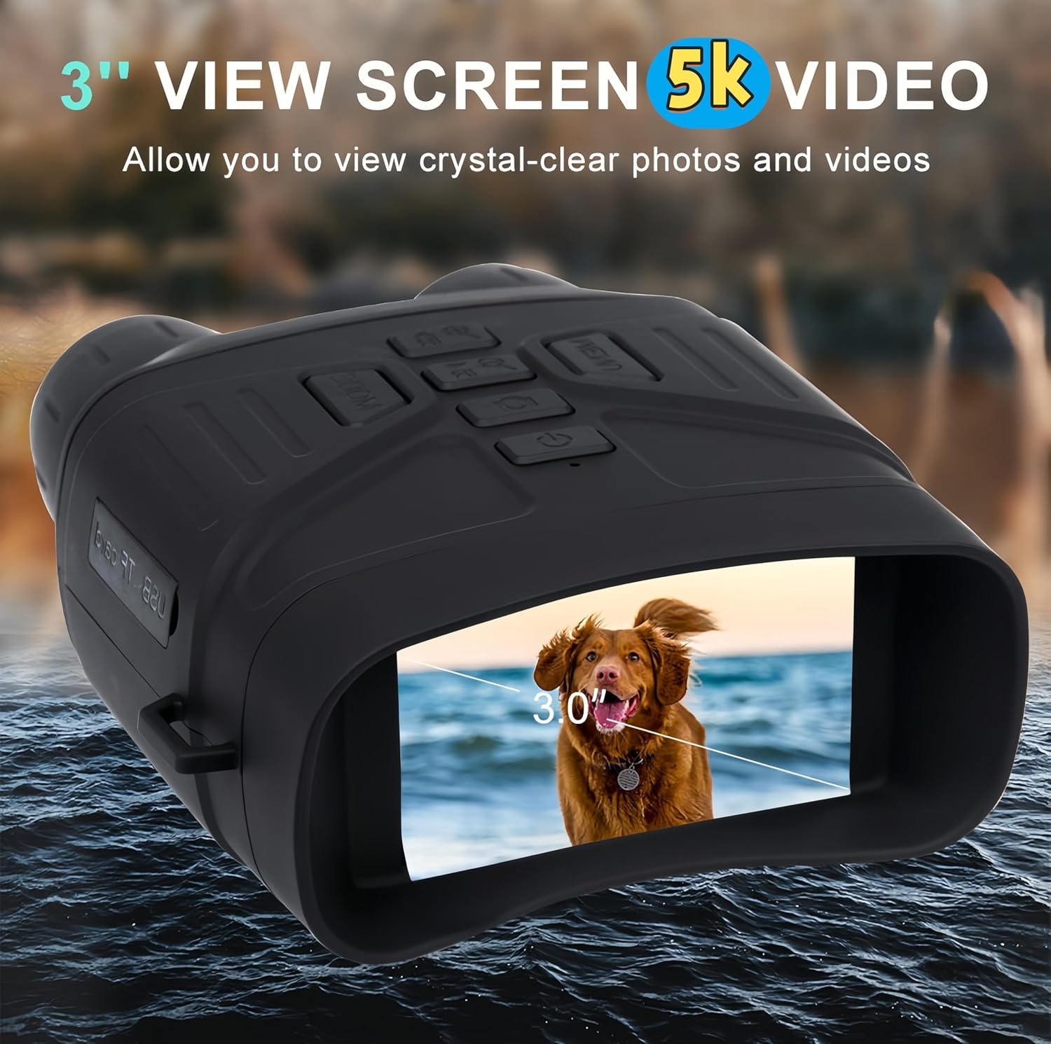 Ein schwarzes Fernglas mit 3-Zoll-Bildschirm zeigt einen Hund am Strand.