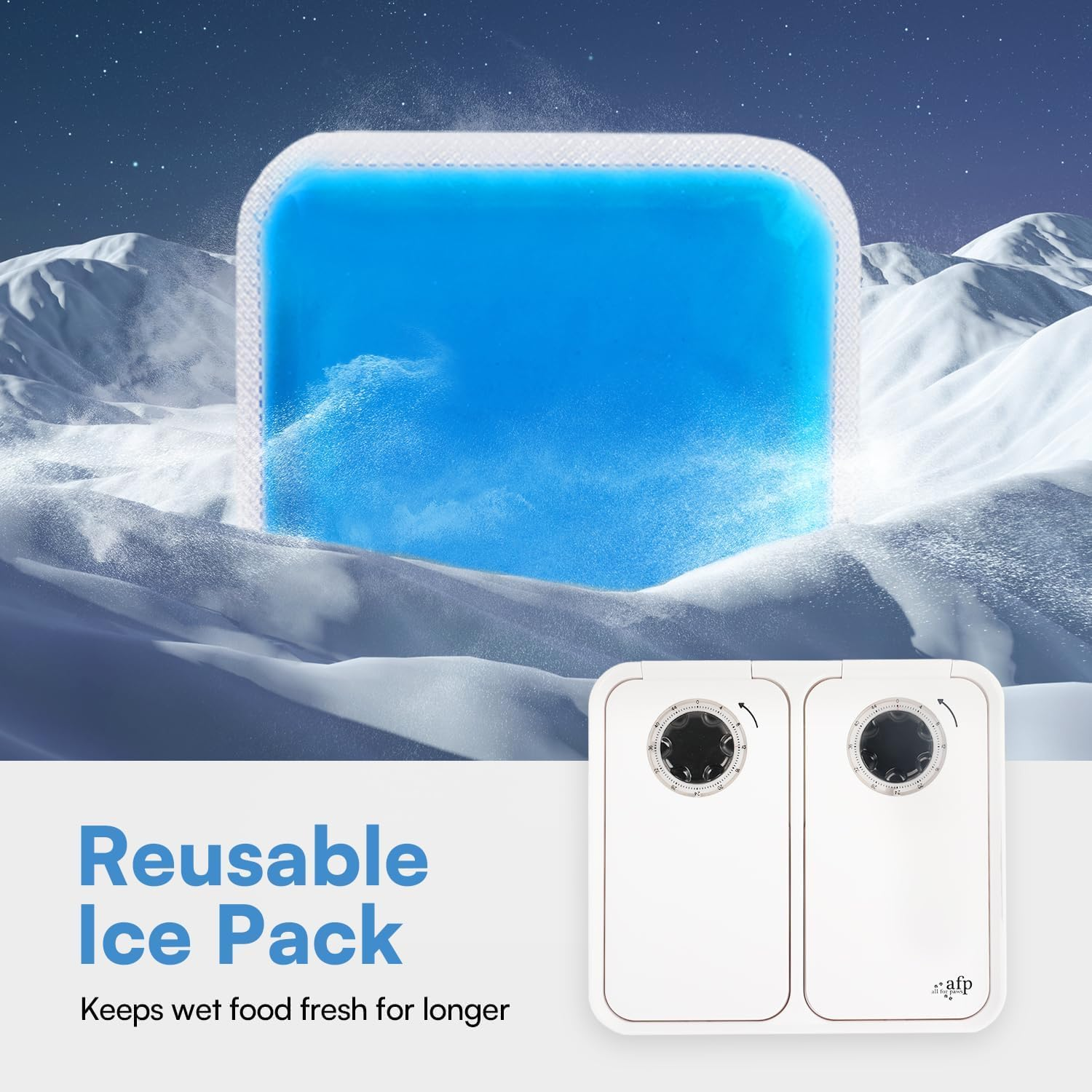 Ein blauer wiederverwendbarer Eisbeutel schwebt über einer verschneiten Landschaft mit Sternen.