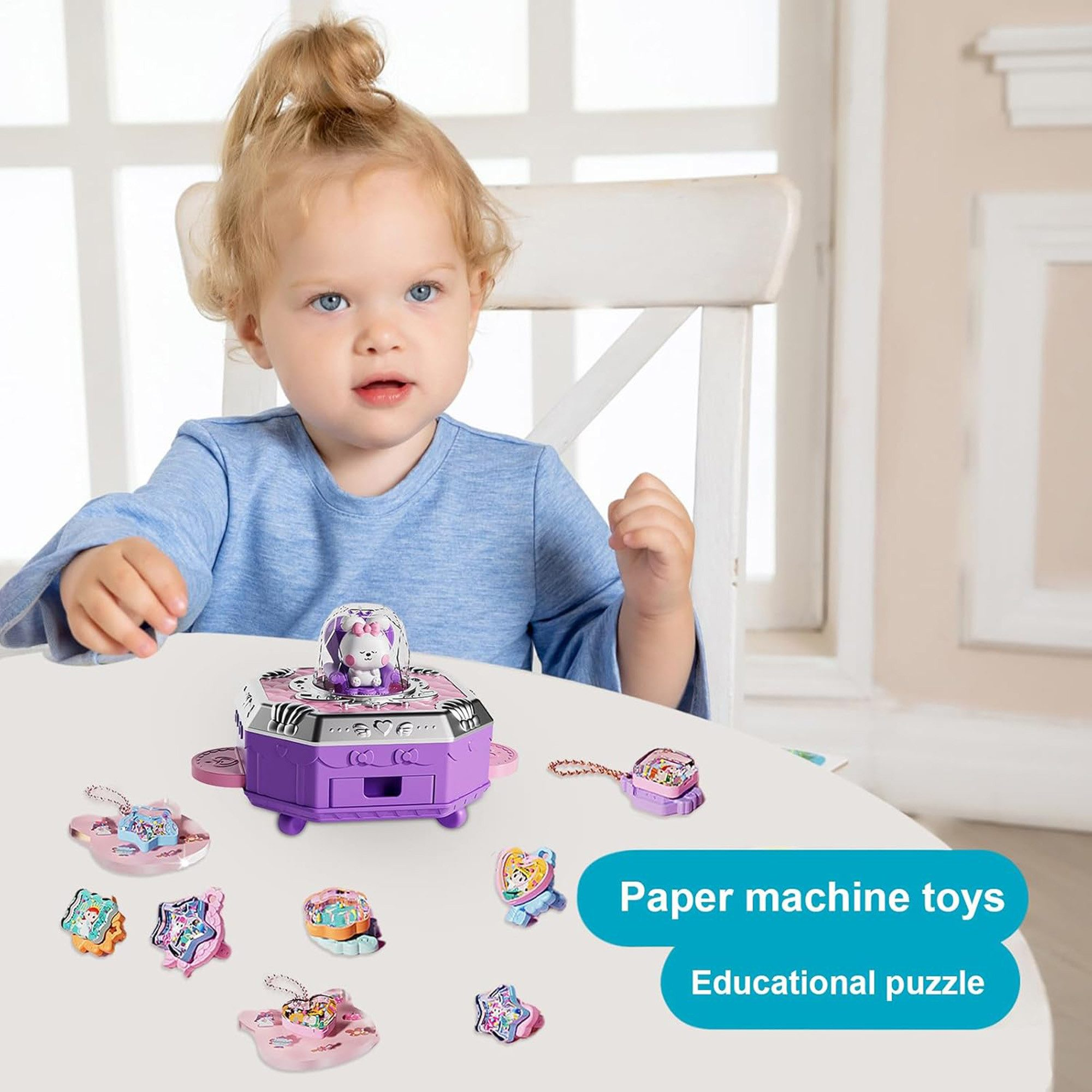 Ein kleines Mädchen sitzt an einem Tisch mit Spielzeugfiguren und einem lila Automaten.