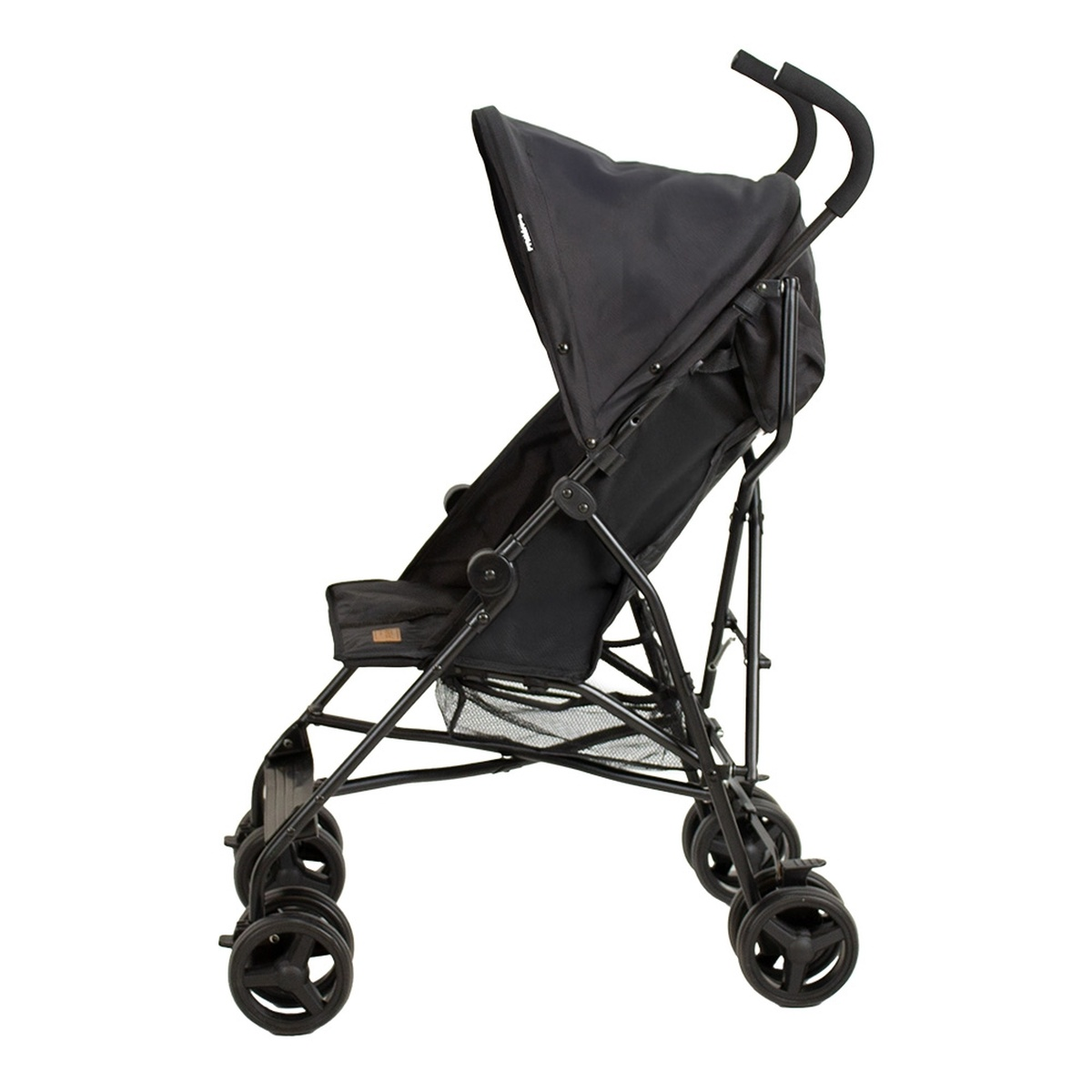 Ein schwarzer Kinderwagen mit Haube und Rädern, auf weißem Hintergrund.