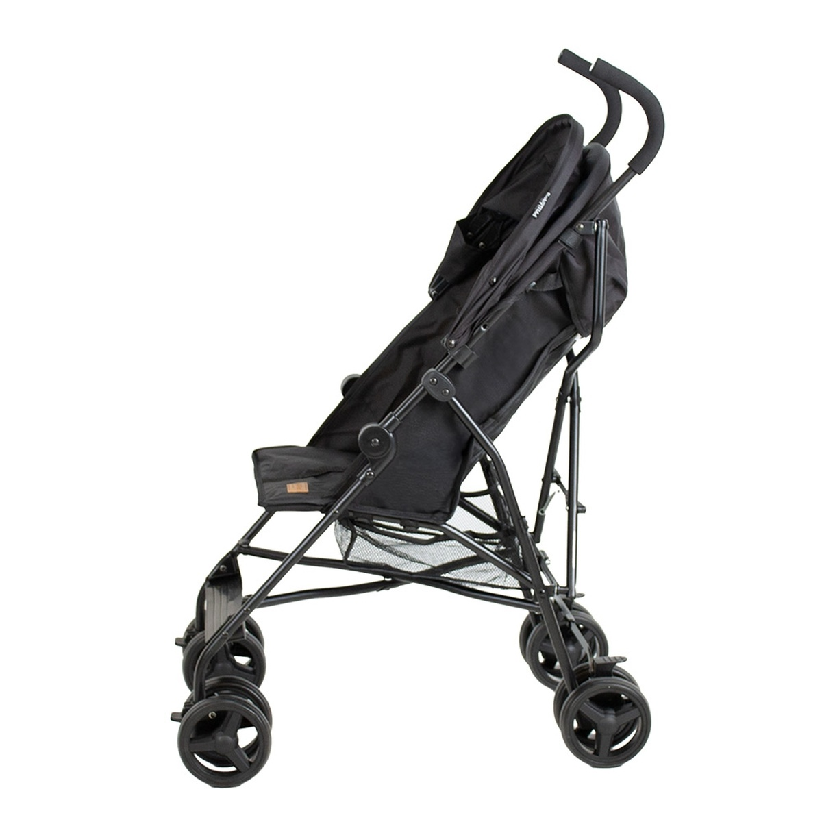 Ein schwarzer Kinderwagen mit Rädern und Griffen, isoliert auf weißem Hintergrund.