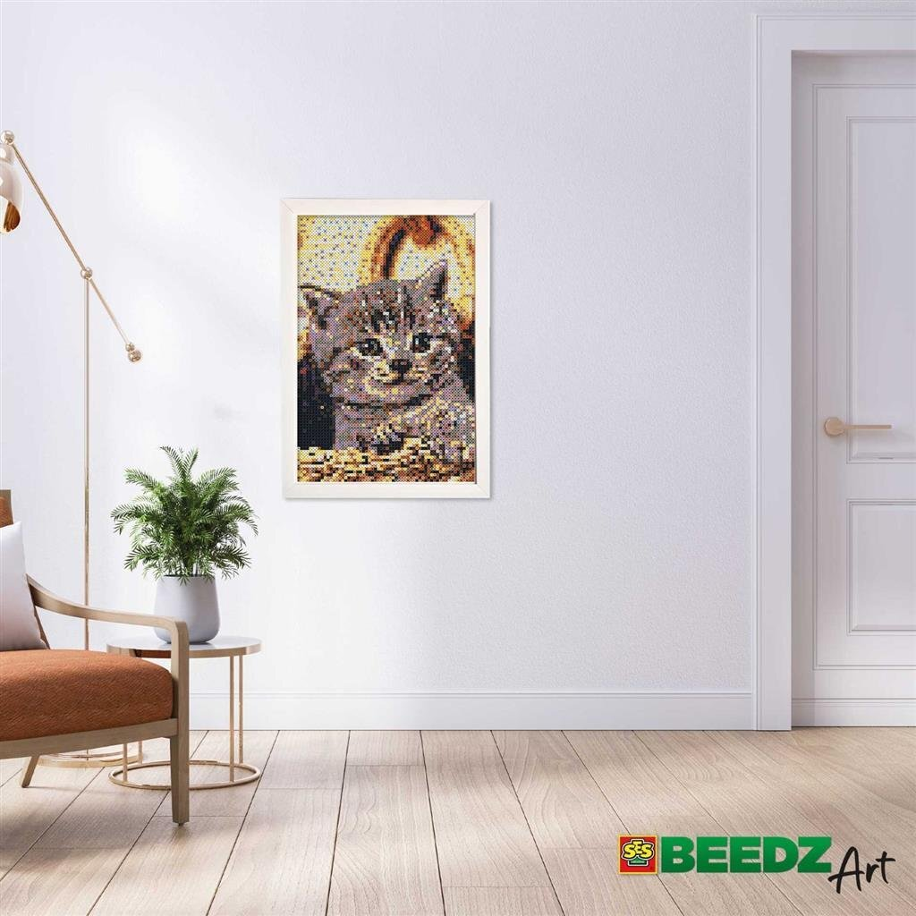 Ein Diamantgemälde einer Katze mit braunem Fell hängt an einer weißen Wand.
