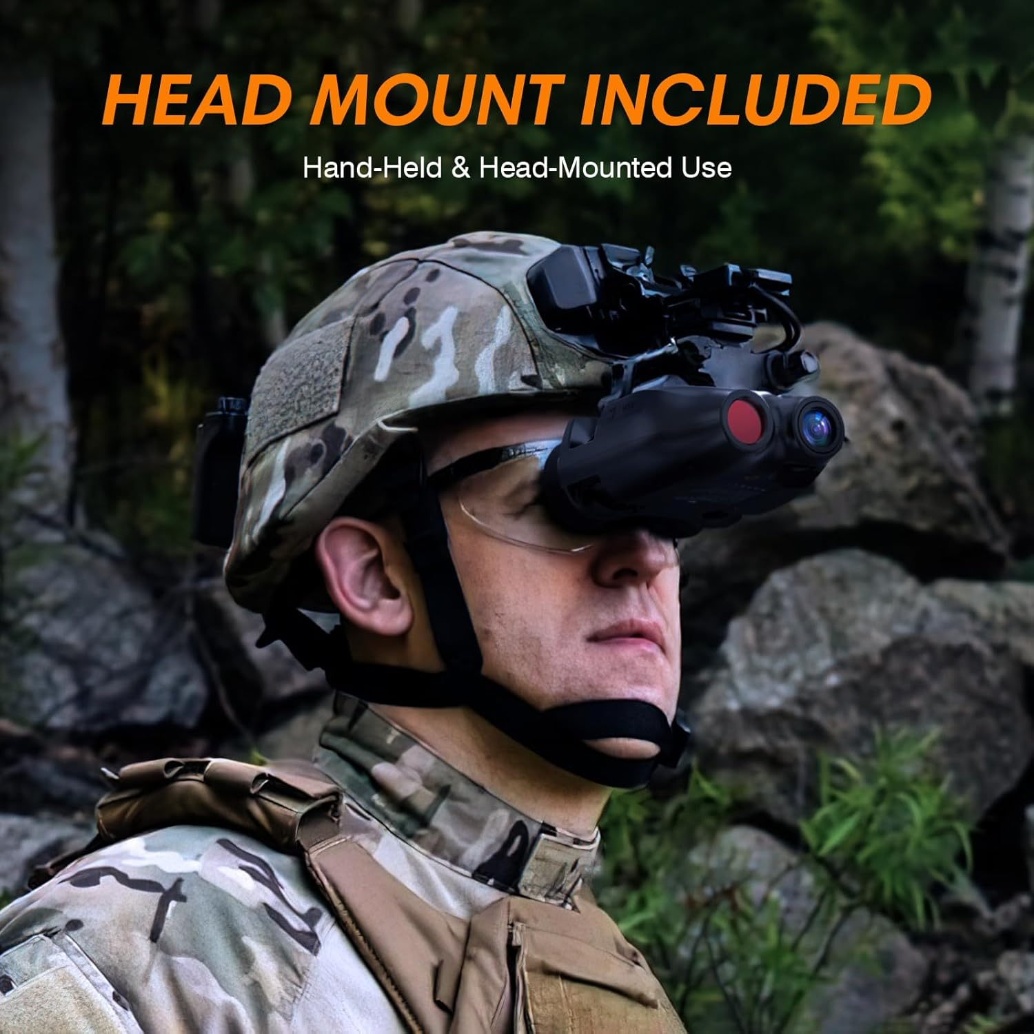 Soldat mit Nachtsichtgerät auf dem Helm, Wald im Hintergrund.