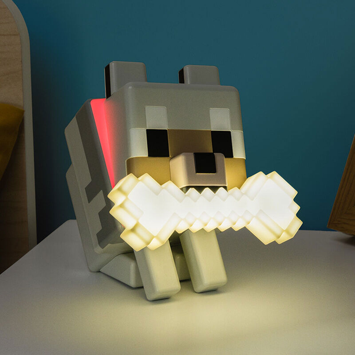 Minecraft Hundelampe mit Knochen im Maul, rot leuchtend am Ohr.