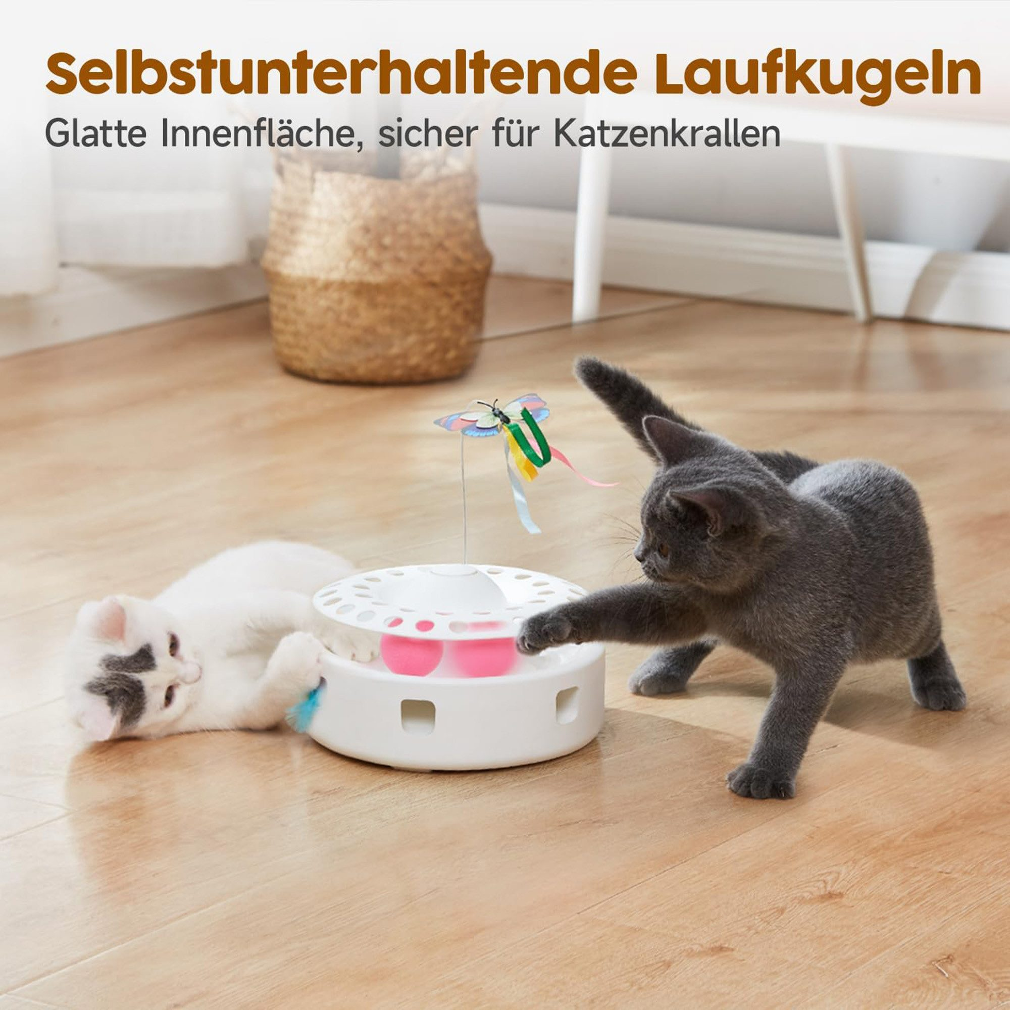 Zwei Katzen spielen mit einem Spielzeug, das bunte Bälle und eine Schmetterlingsfigur hat.