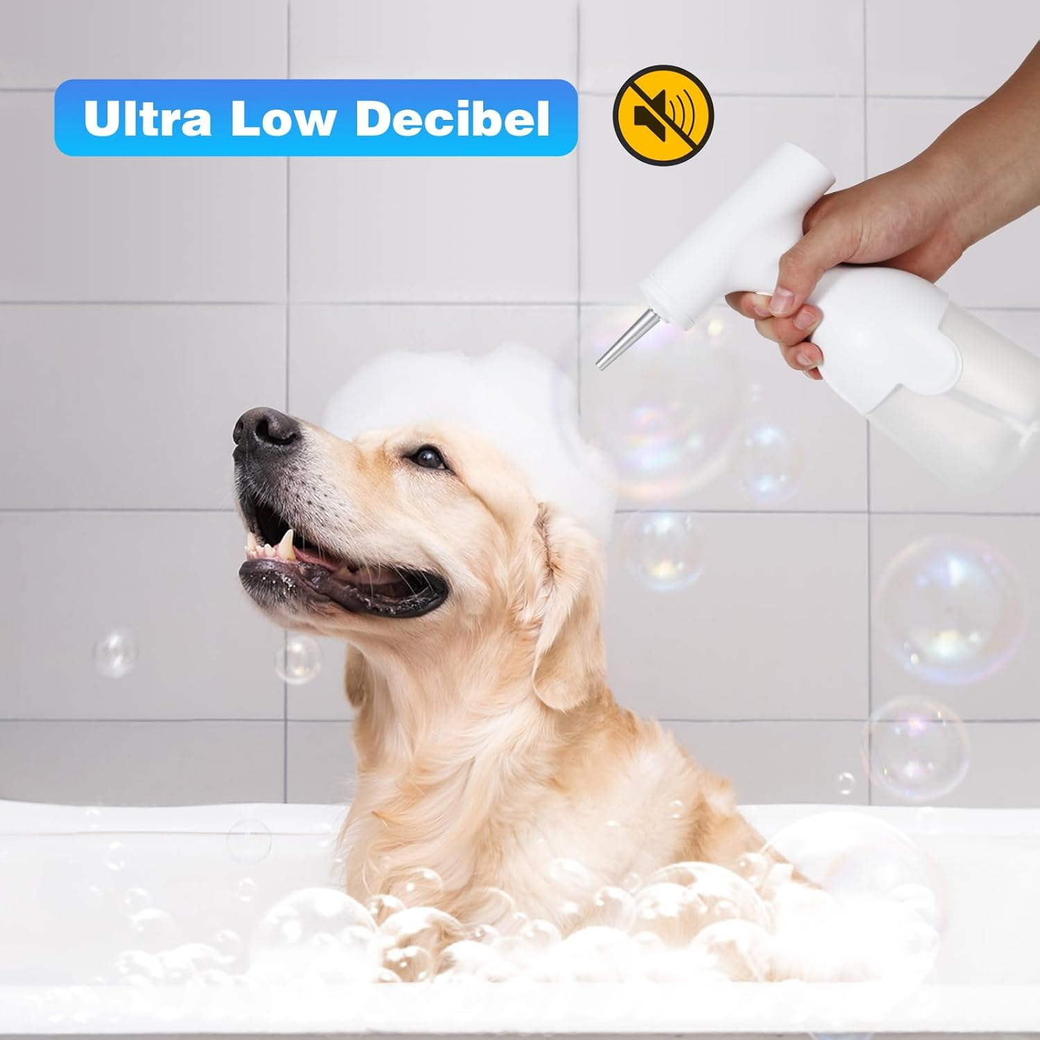 Ein Golden Retriever in einer Badewanne mit Schaum, besprüht von einem weißen Gerät.