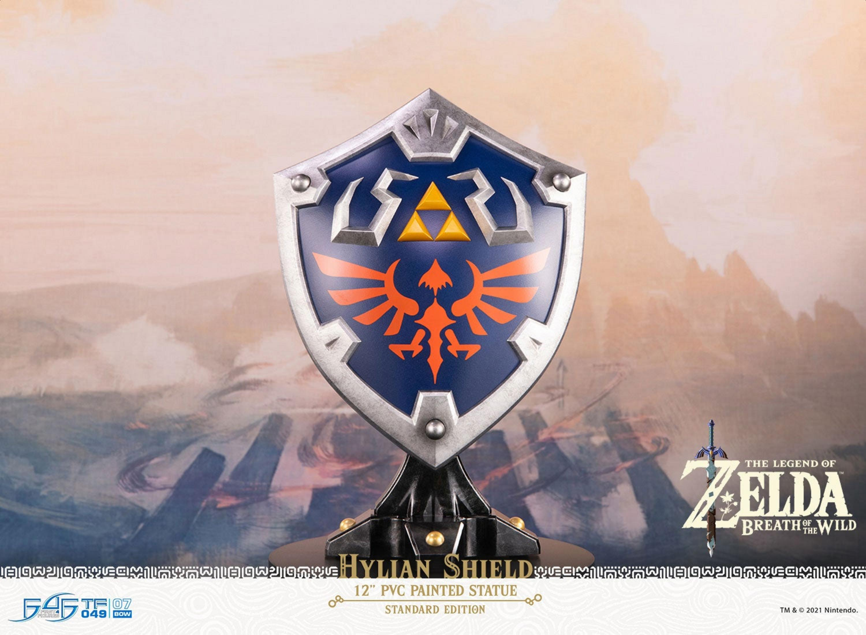 Hylian Schild Statue aus PVC mit Triforce und Vogelmotiv auf Ständer.