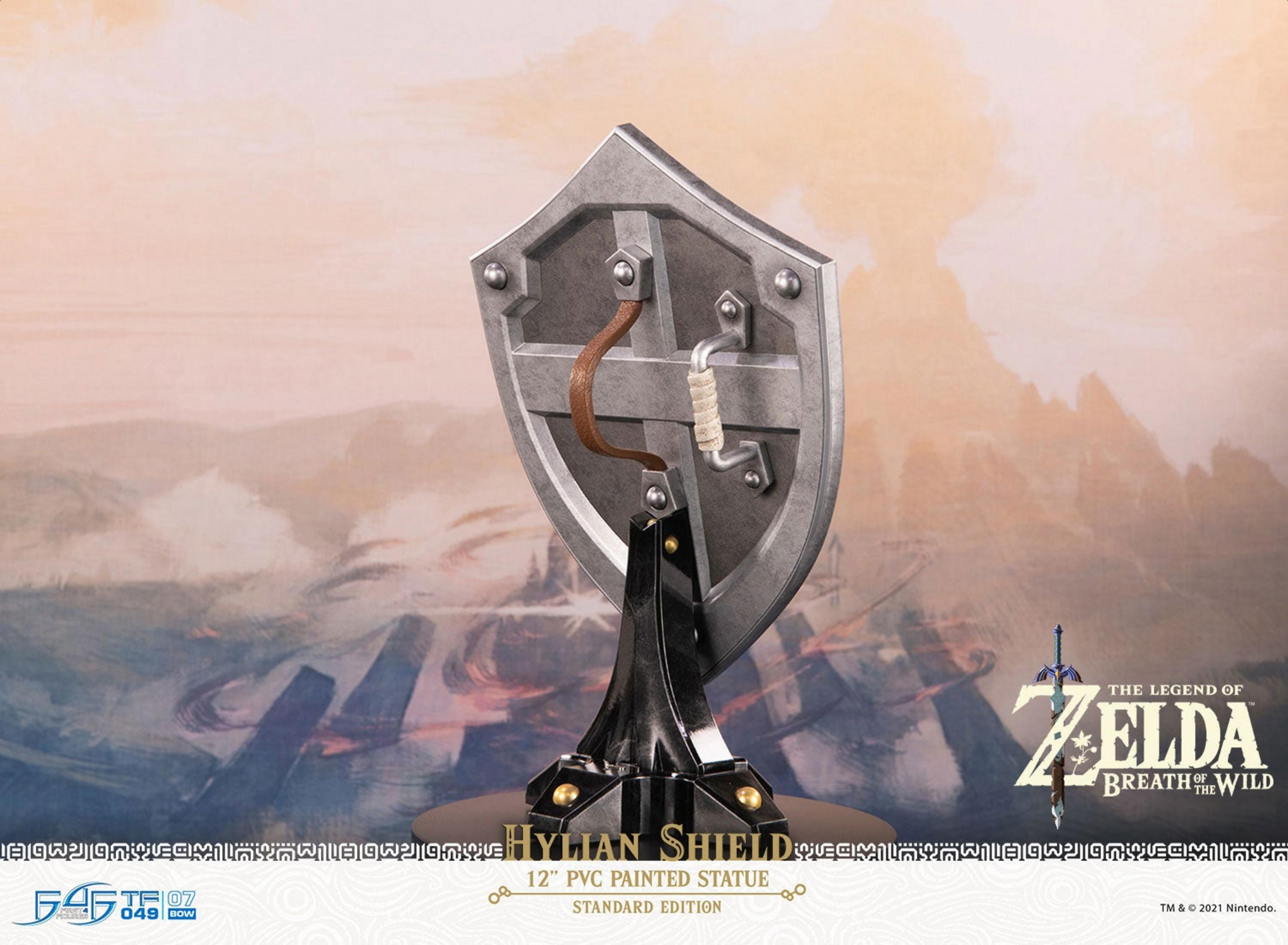 Hylian Schild Statue aus "Zelda: Breath of the Wild" auf schwarzem Ständer.