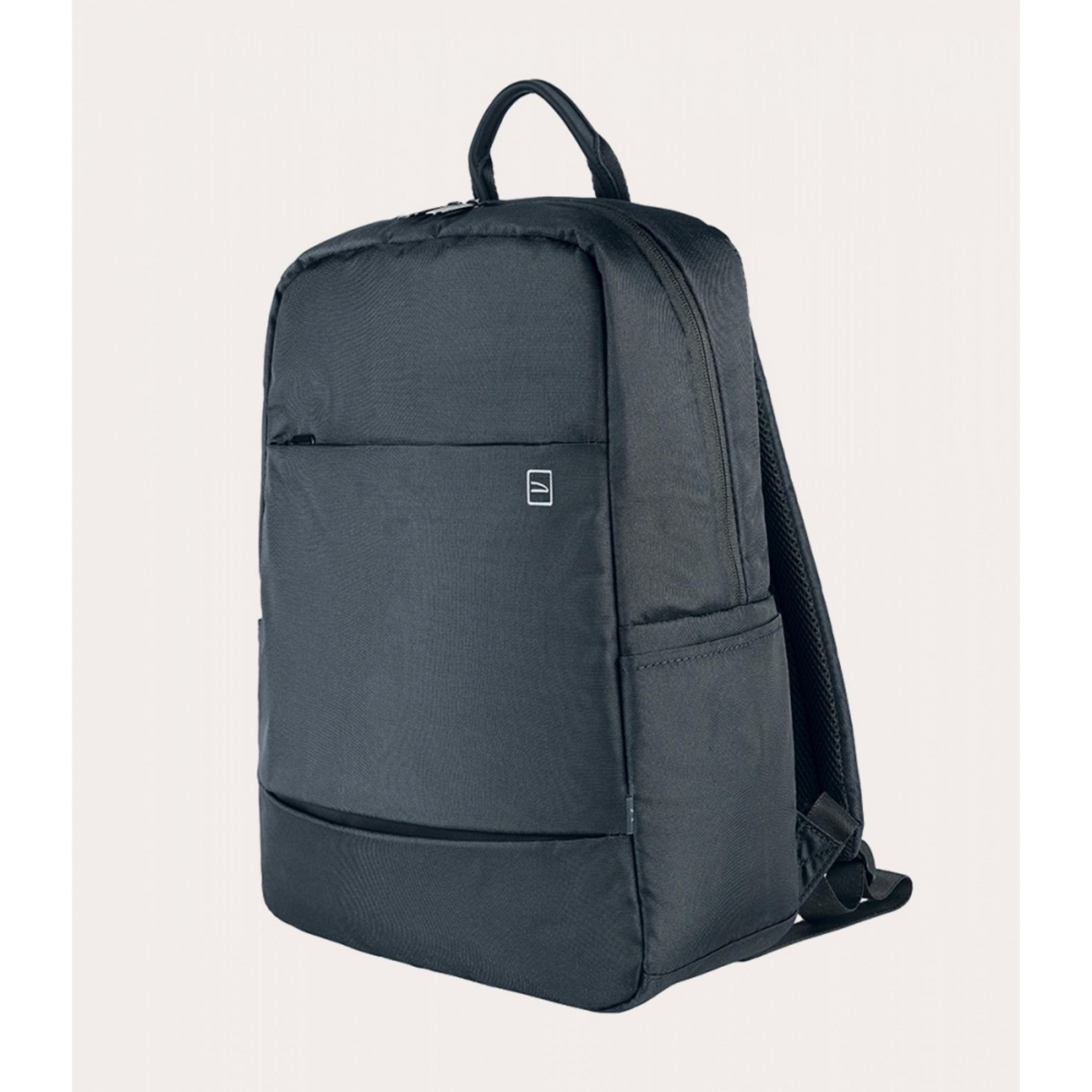 Ein dunkelgrauer Rucksack mit einem kleinen weißen Logo auf der Vordertasche.