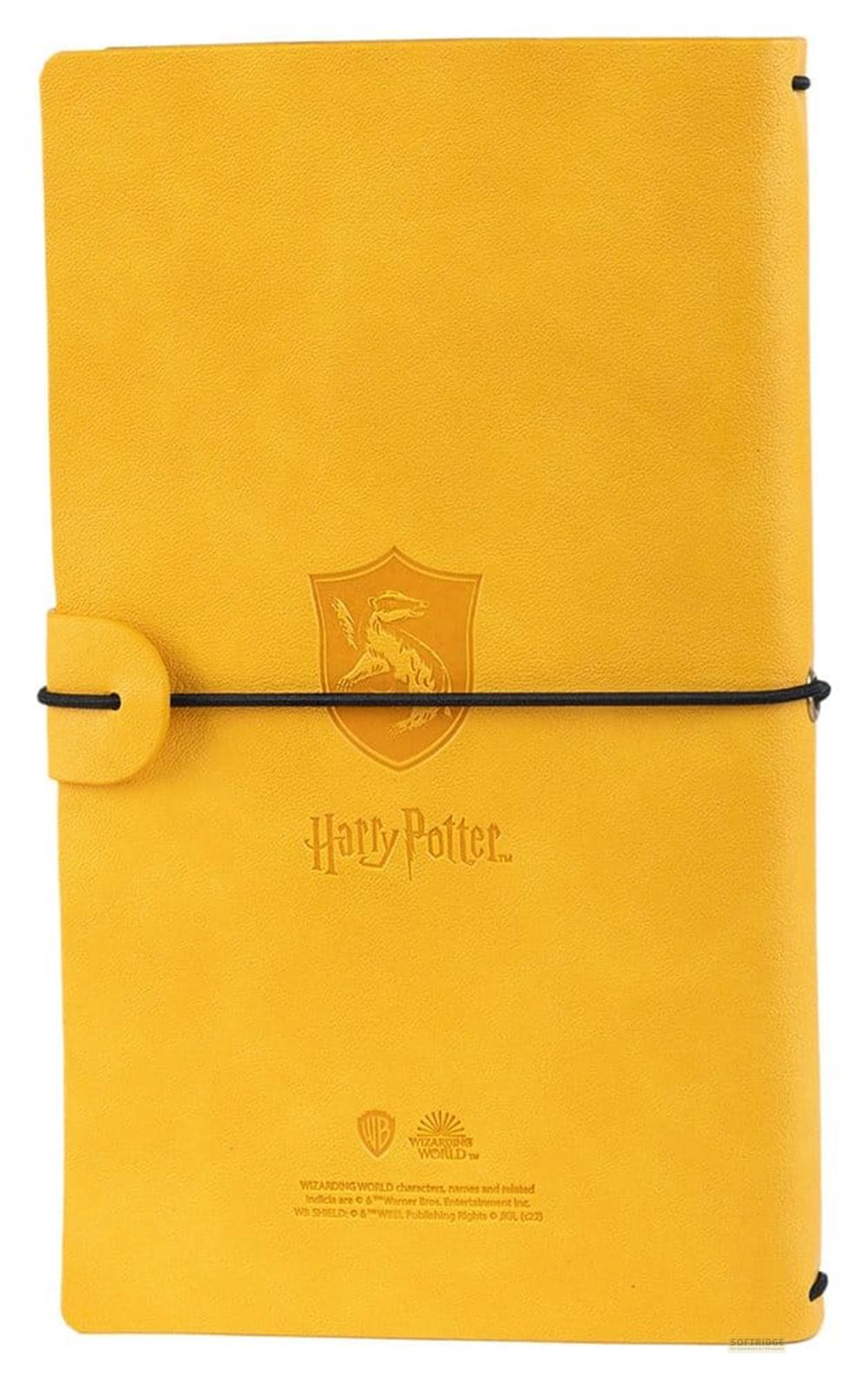 Cuaderno amarillo con logo y escudo de Harry Potter. Cierre con banda elástica negra.