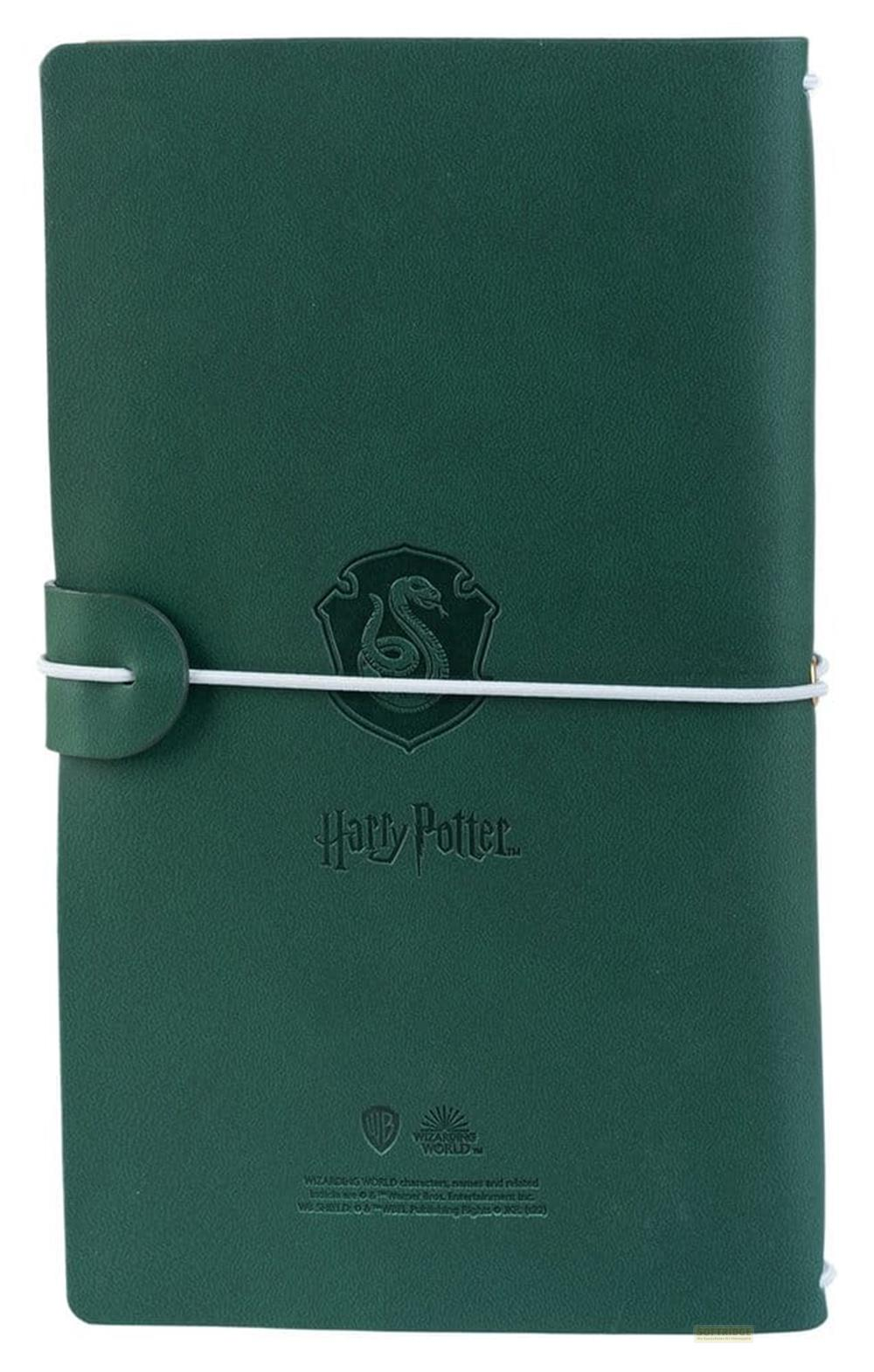Libreta verde oscuro de Harry Potter con escudo de serpiente y cierre elástico.