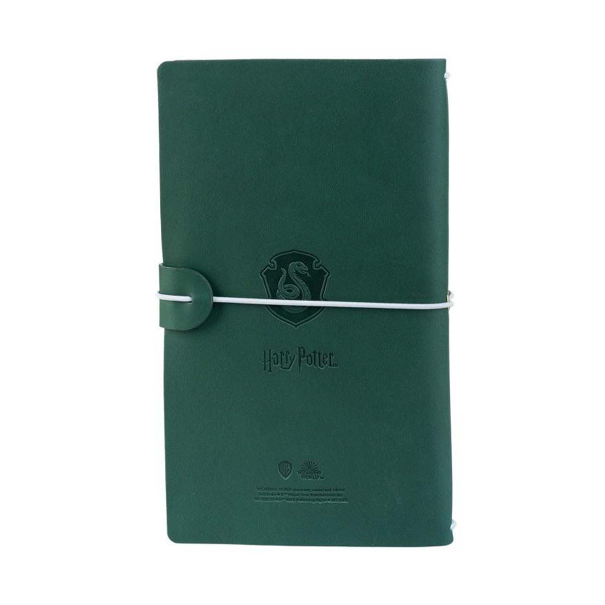 Cuaderno verde de Harry Potter con emblema de Slytherin y banda elástica blanca.