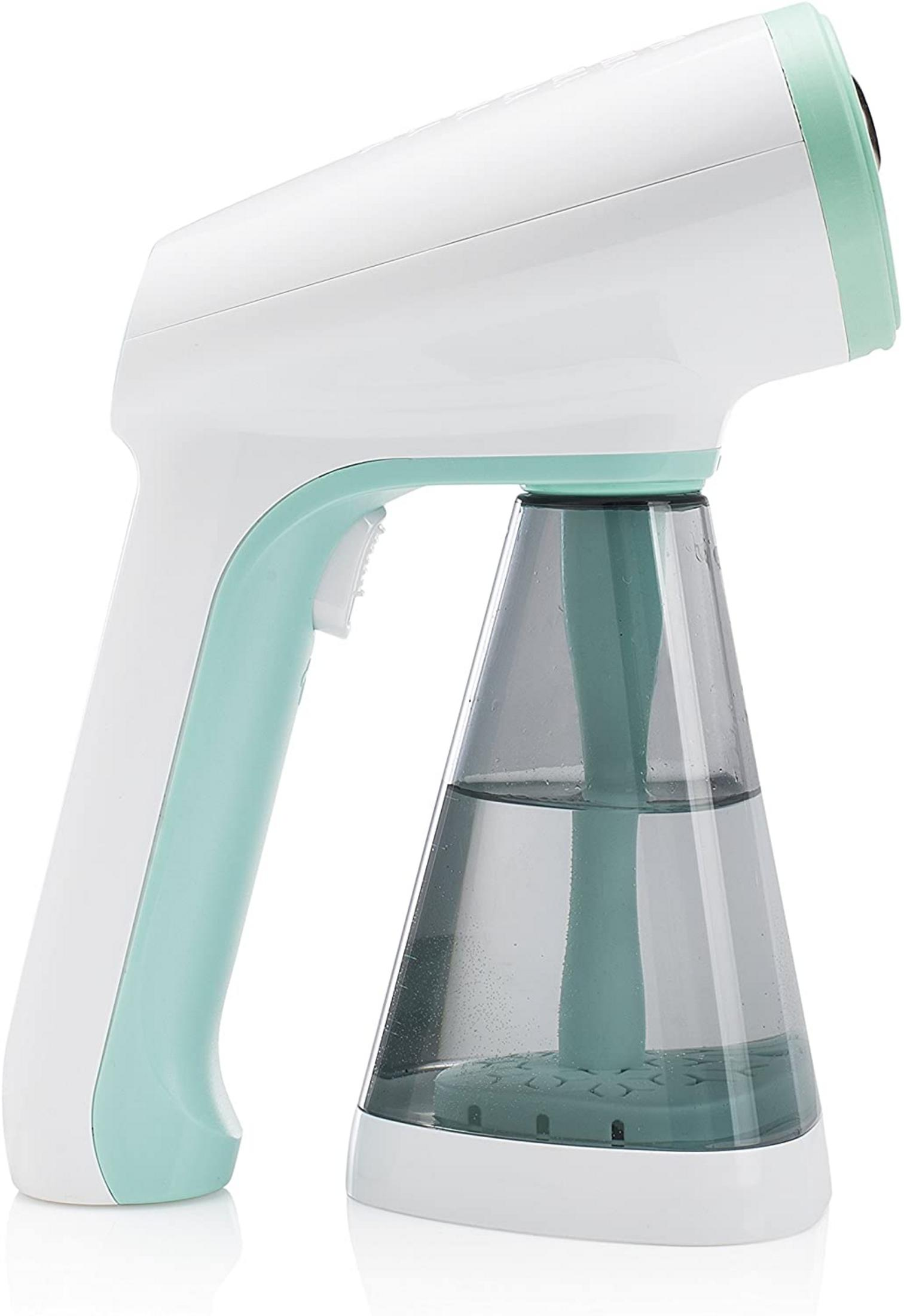 Un vaporizador de mano blanco y verde menta con depósito de agua transparente.