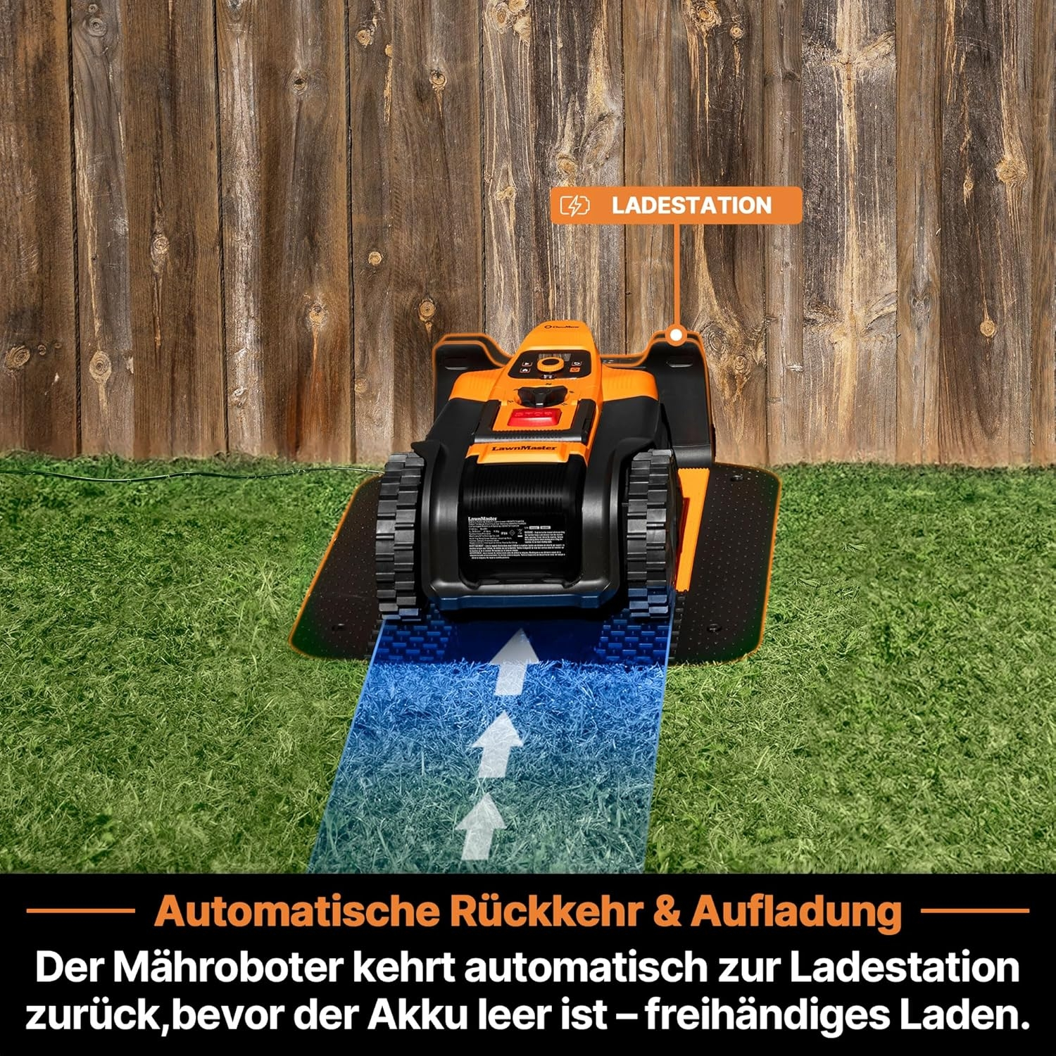 Ein orangefarbener Mähroboter kehrt zu seiner Ladestation zurück.