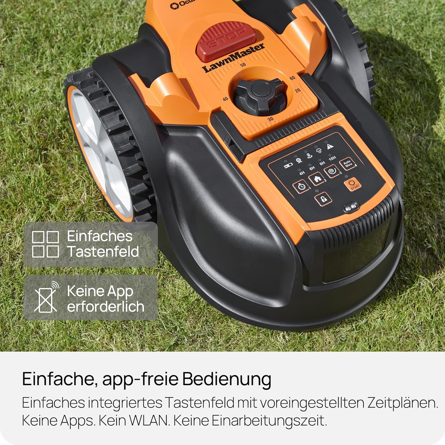 Orange-schwarzer Mähroboter auf Gras. Verfügt über ein Bedienfeld.