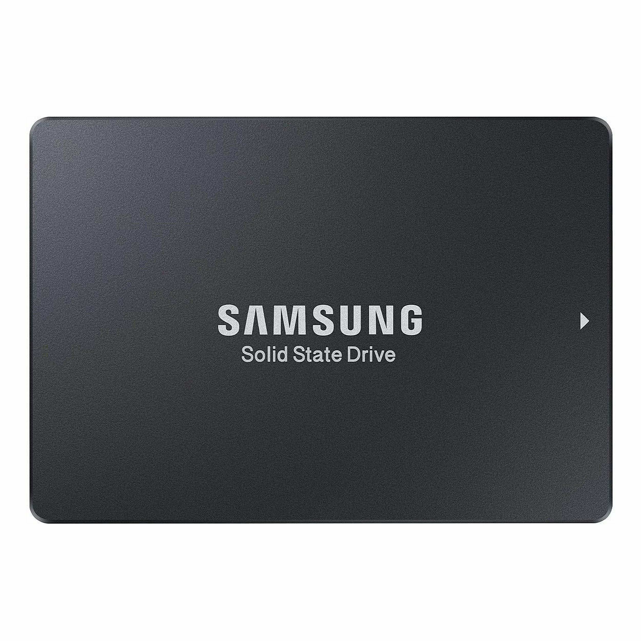 Gümüş yazılı siyah bir Samsung Solid State Drive.