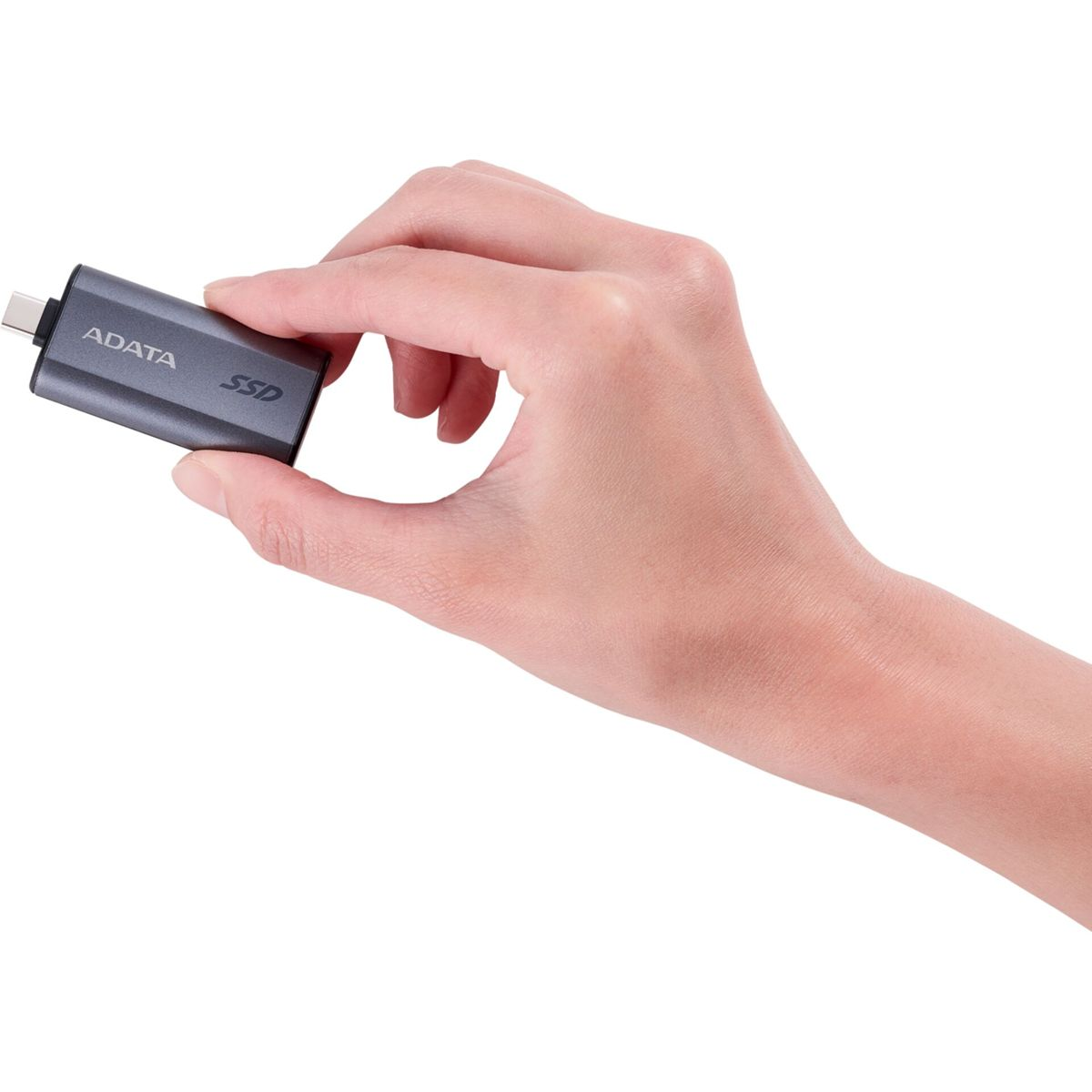 Eine Hand hält ein kleines graues ADATA SSD-Laufwerk mit USB-C-Anschluss.