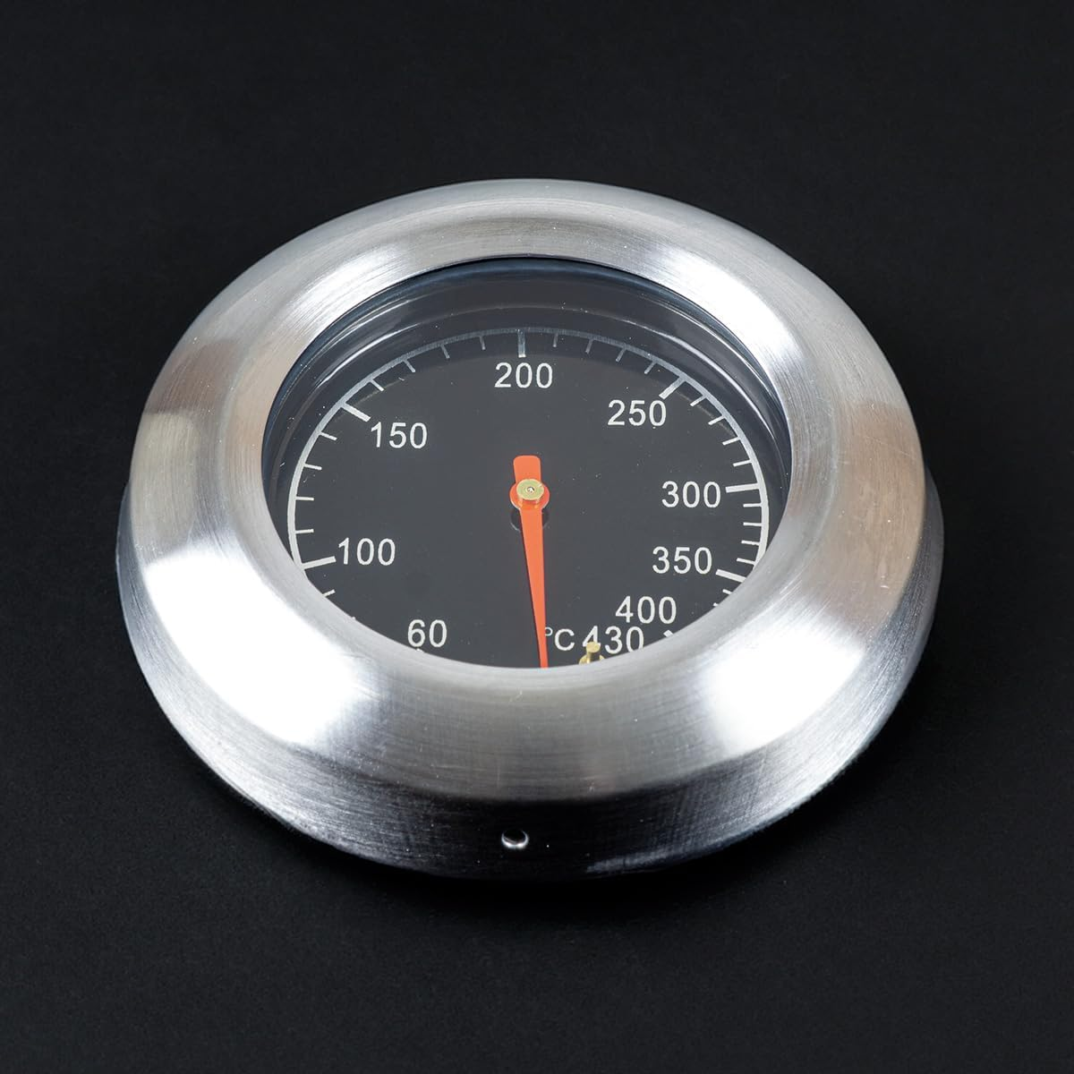 Ein Thermometer mit silbernem Gehäuse und schwarzem Zifferblatt, das 100°C anzeigt.