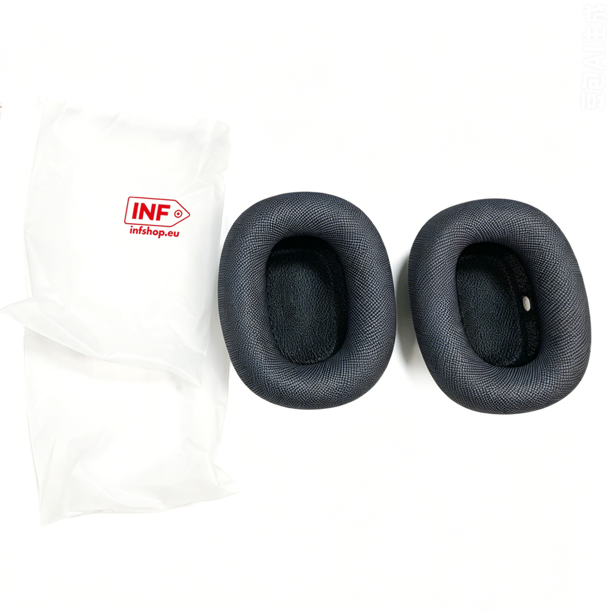 Due cuscinetti neri e una borsa bianca con logo INF. Sfondo bianco.