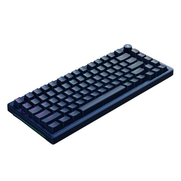 RGB aydınlatmalı lacivert mekanik klavye, beyaz arka plan üzerinde.