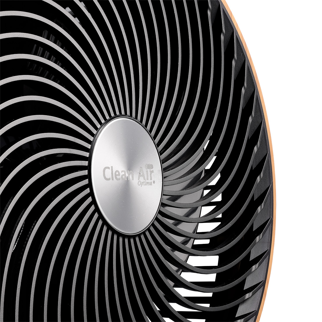 Close-up van een ventilatorrooster met de tekst Clean Air Optima.