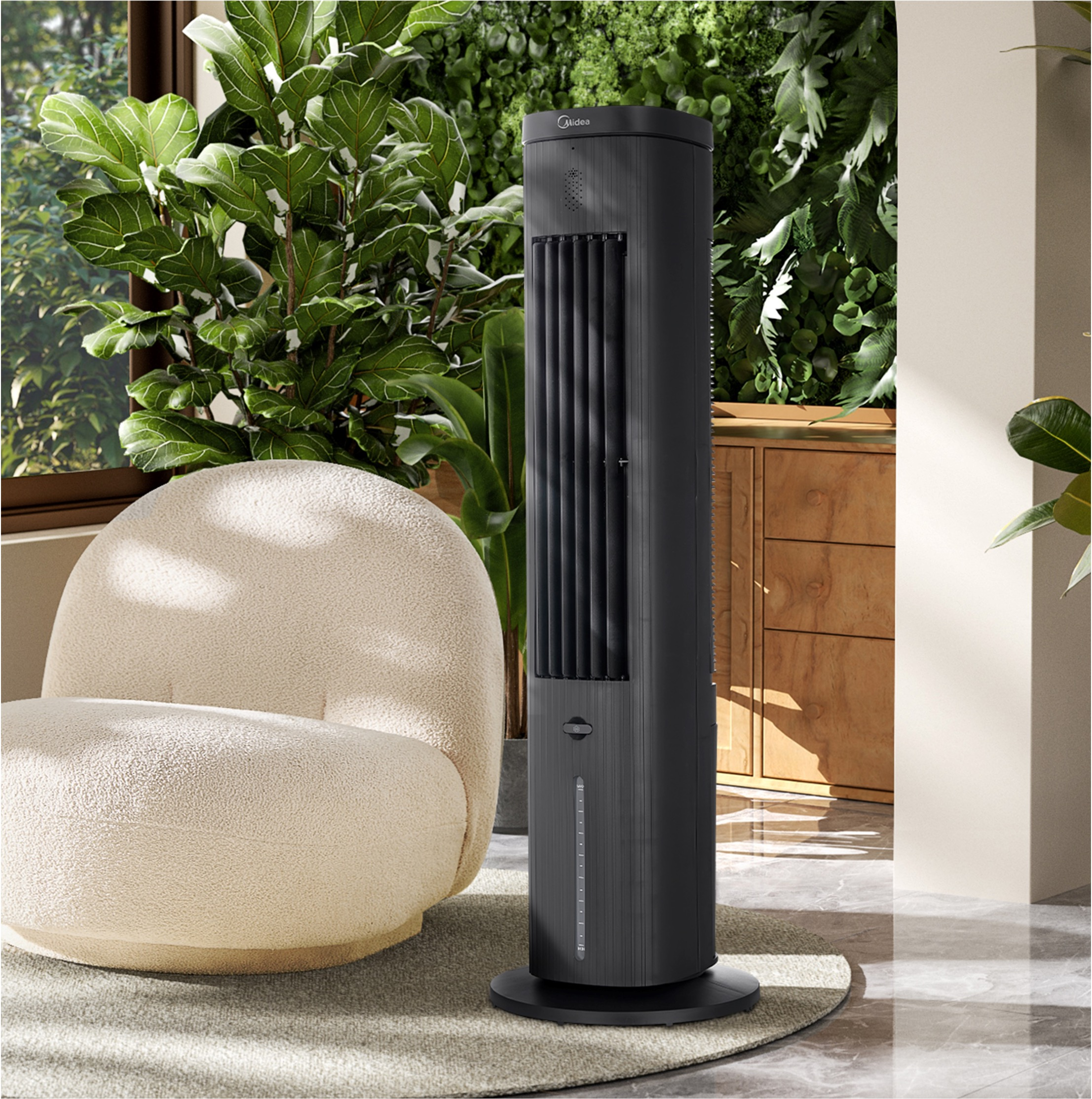 Ein schlanker schwarzer Turmventilator steht neben einem cremefarbenen Sessel, umgeben von Pflanzen.