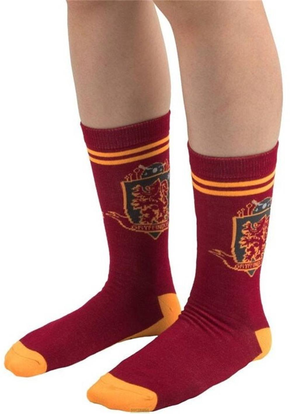 Calcetines granates con escudo de Gryffindor y punteras/puños amarillos.