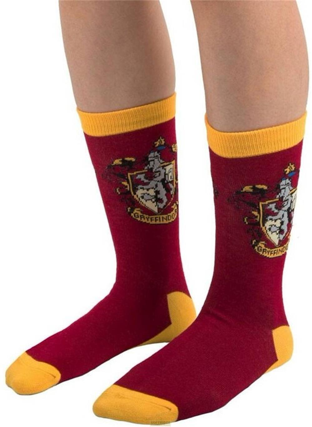 Calcetines granates con ribete amarillo y escudo de Gryffindor.