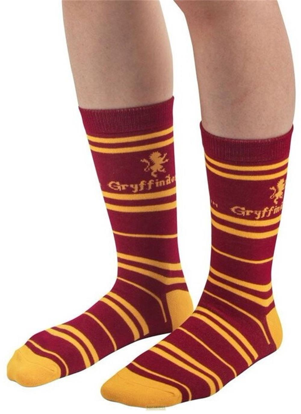 Calcetines a rayas granates y amarillos con texto Gryffindor y león.