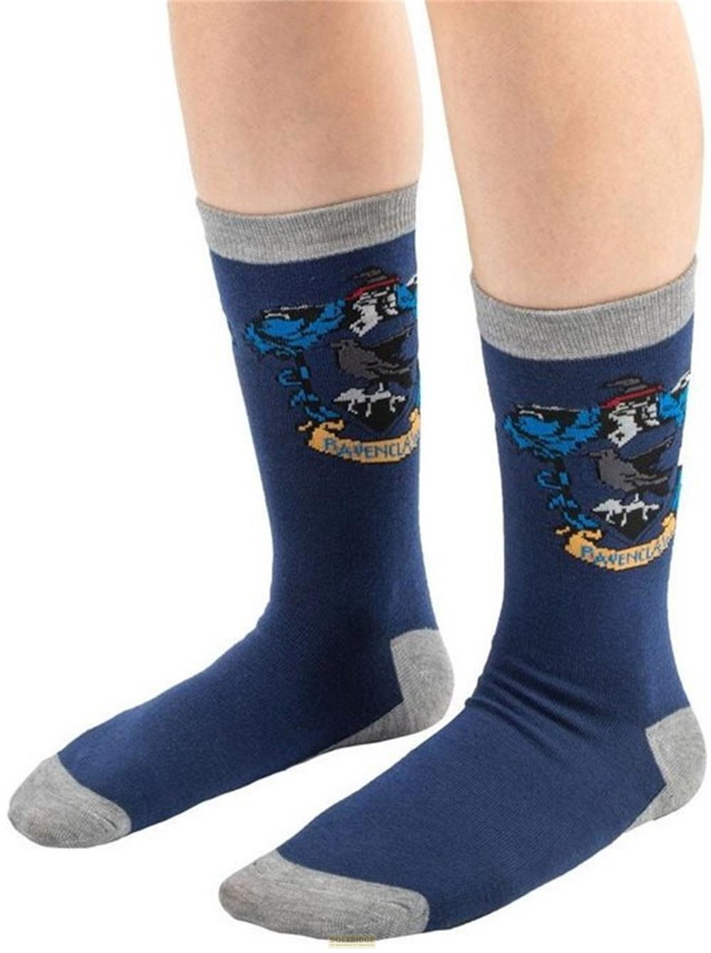 Calcetines azul oscuro con escudo de Ravenclaw y zonas grises en puntera y talón.