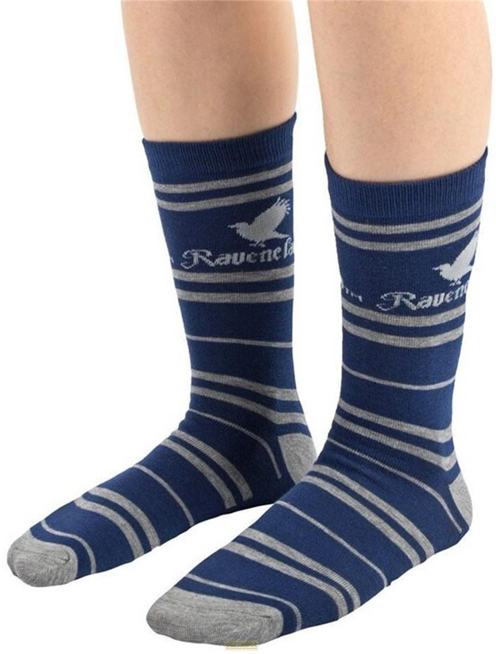 Calcetines azules con rayas grises y logo de cuervo.