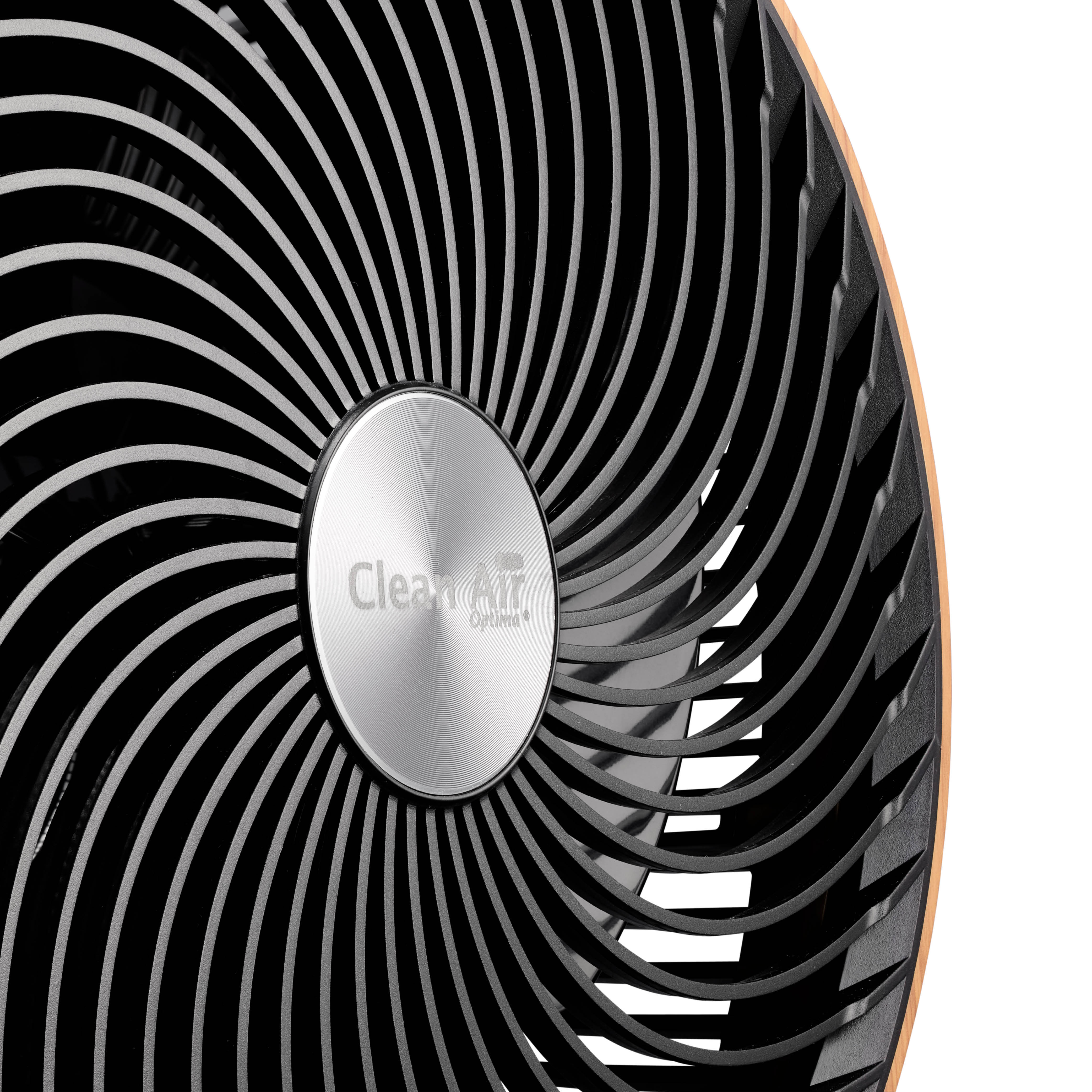 Een close-up van een ventilatorrooster met spiraalvormige lamellen en een zilveren middendeel.