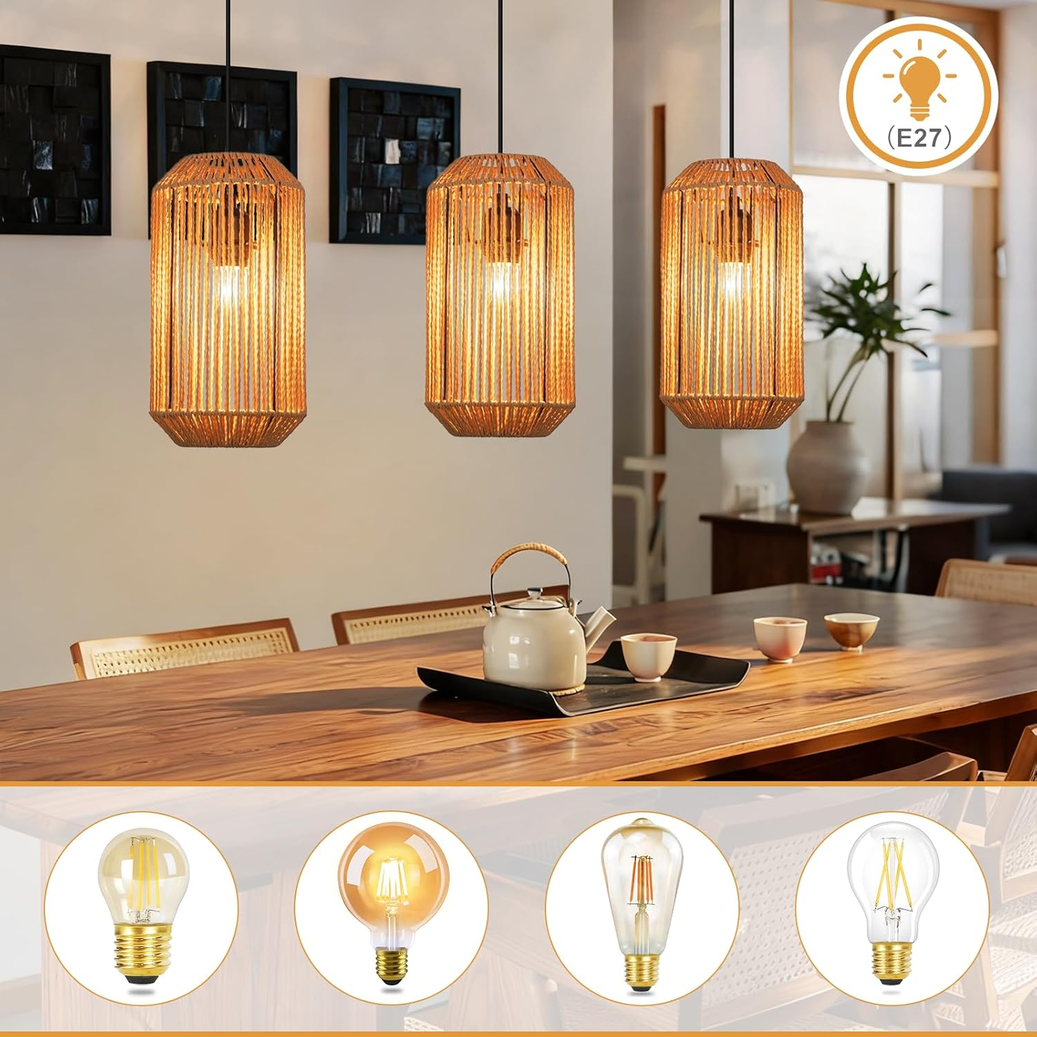 Tavolo da pranzo con tre lampade a sospensione in corda e quattro lampadine sotto.