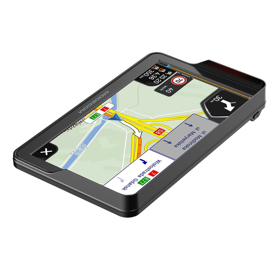 Urządzenie GPS wyświetlające mapę, prędkość i wskazówki trasy z nazwami ulic.