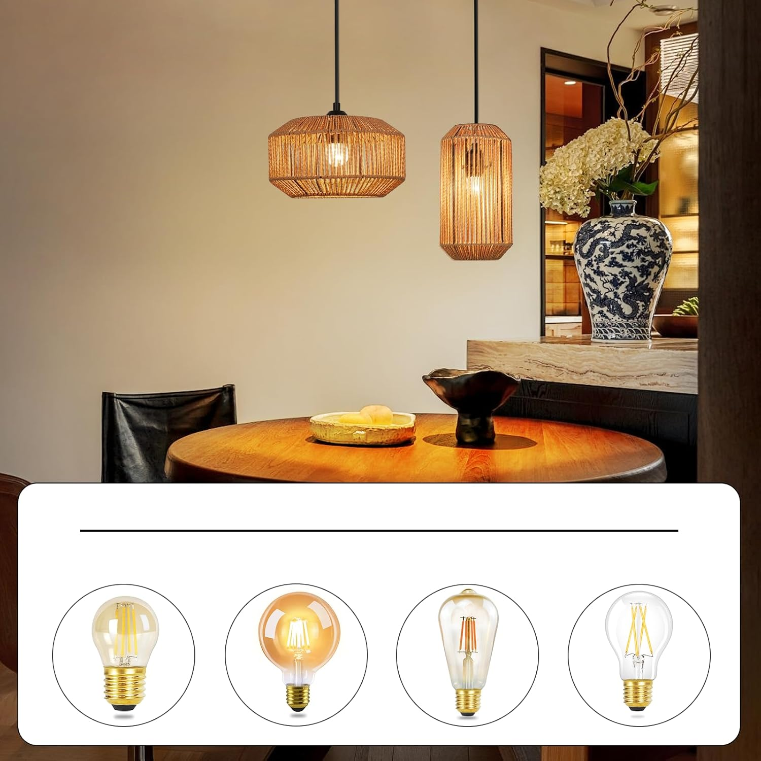 Due lampade a sospensione intrecciate pendono sopra un tavolo di legno con un vaso blu e bianco.