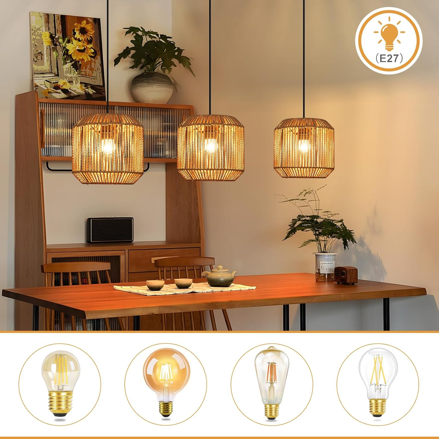 Tre lampade a sospensione intrecciate sopra un tavolo di legno con sedie e decorazioni. Quattro lampadine sotto.