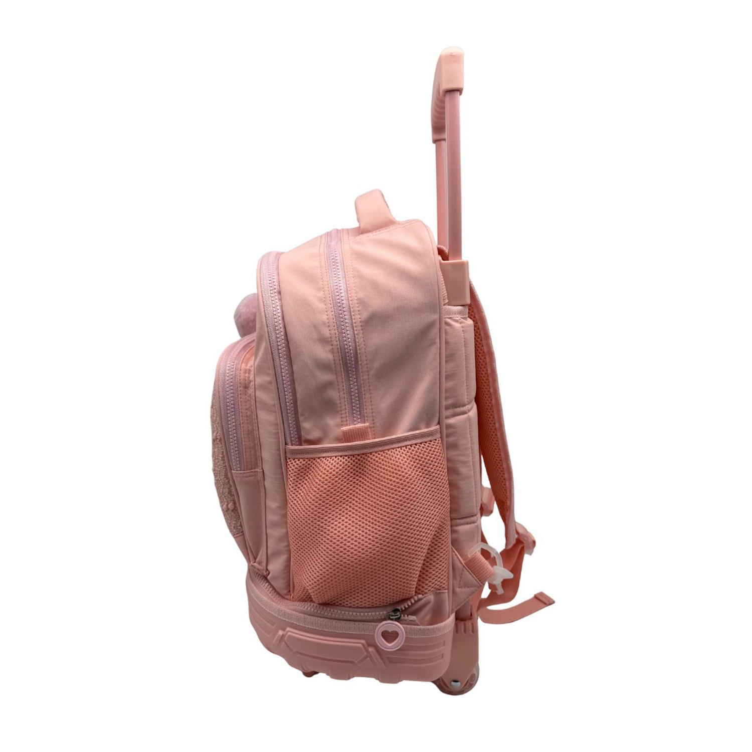 Una mochila rosa con ruedas, asa retráctil y bolsillos de malla.