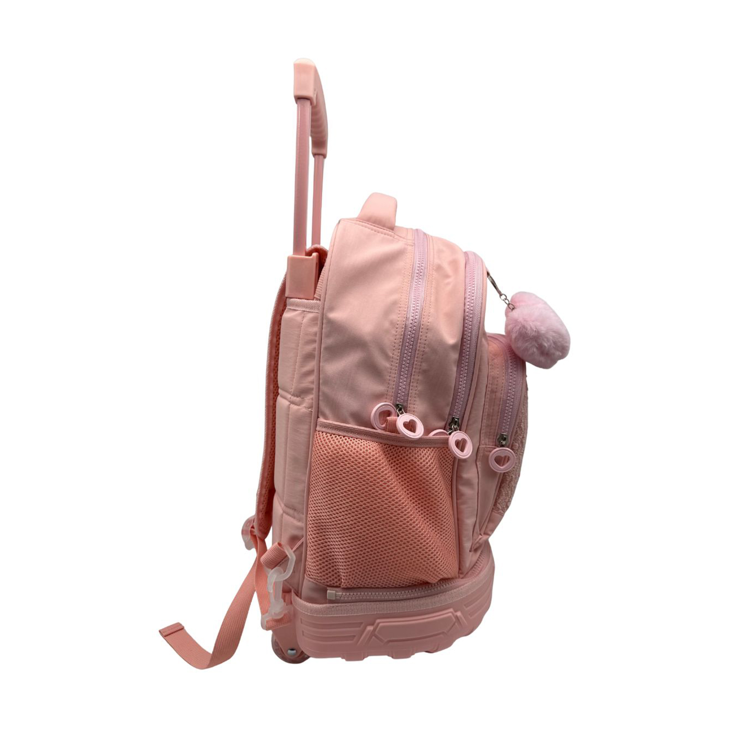 Una mochila rosa con ruedas y un charm peludo, aislada sobre fondo blanco.