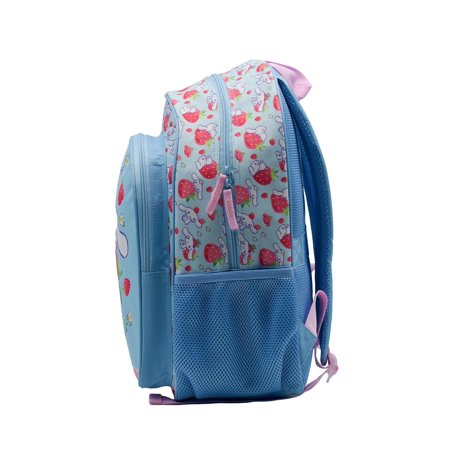 Una mochila azul con estampado de fresas y conejos, con bolsillos laterales.