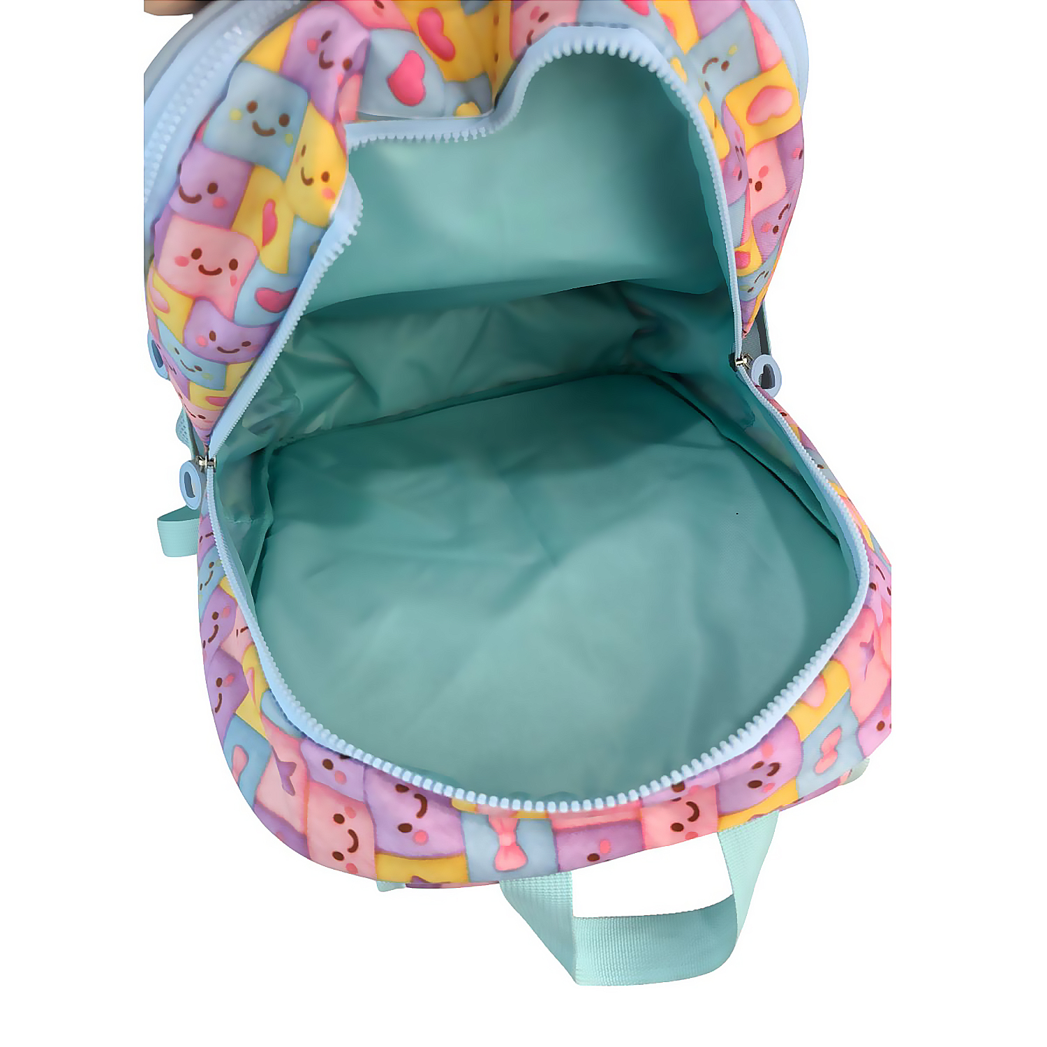 Mochila abierta con un colorido estampado de cuadrados de dibujos animados sonrientes en tonos pastel.
