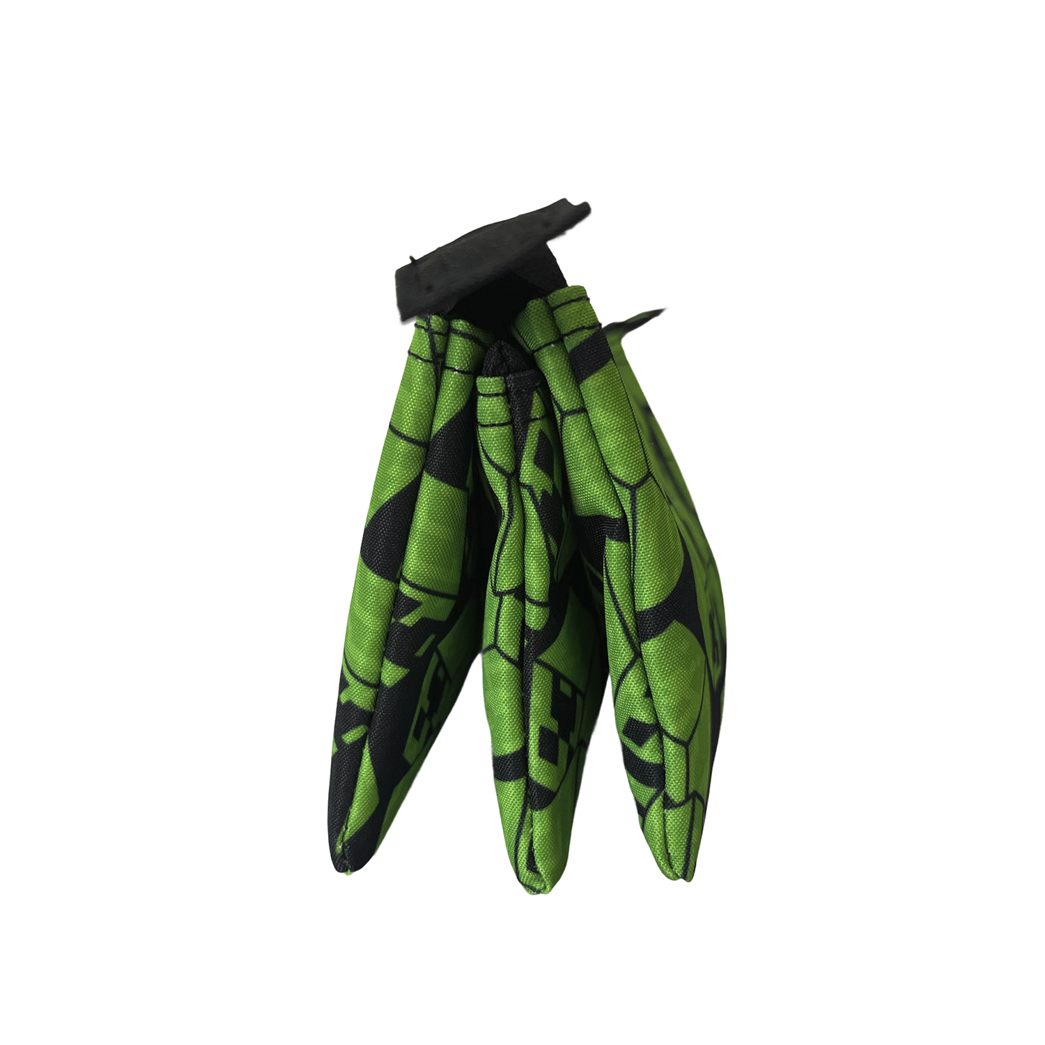 Tres bolsas de tela verdes con patrón negro, colgadas de una correa negra.