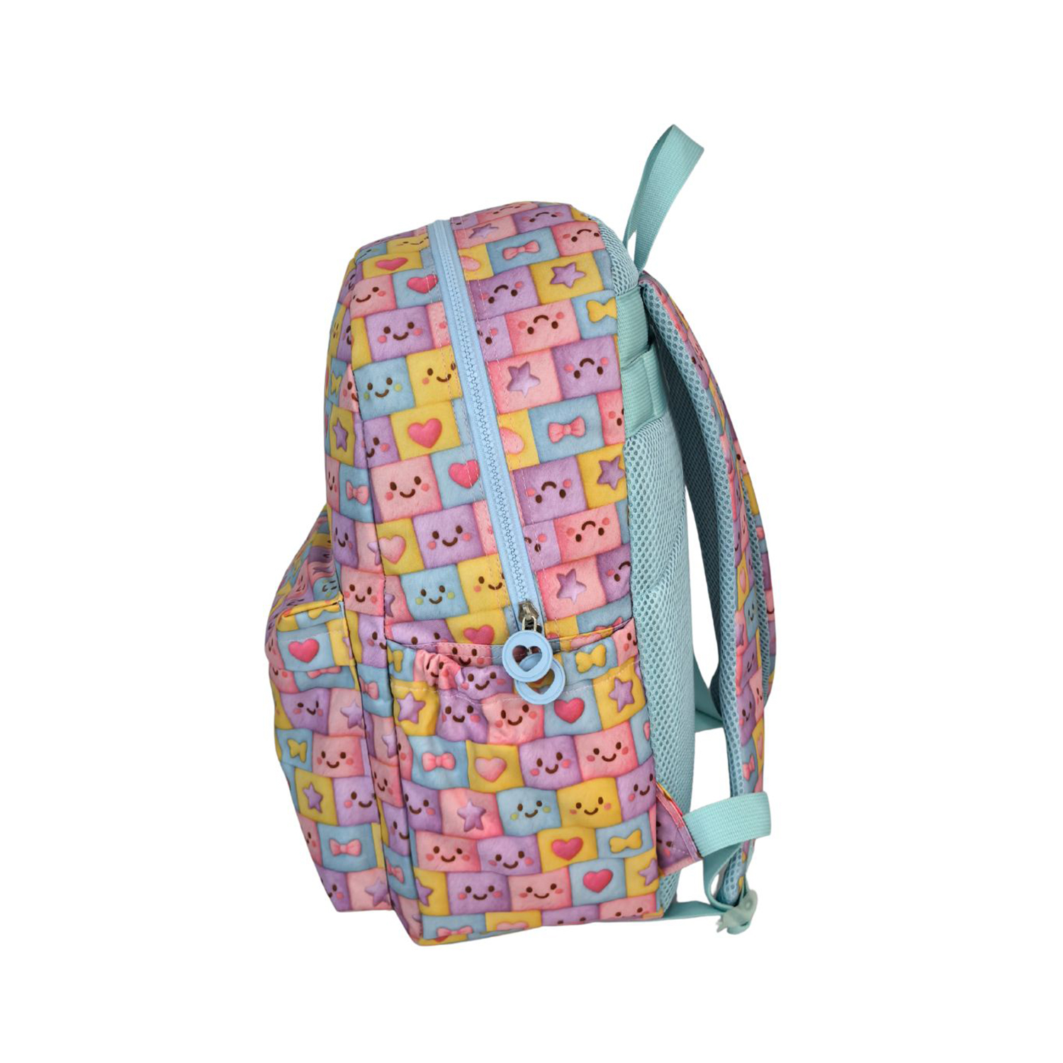 Una mochila colorida con un patrón de lindos sobres sonrientes, corazones y estrellas.