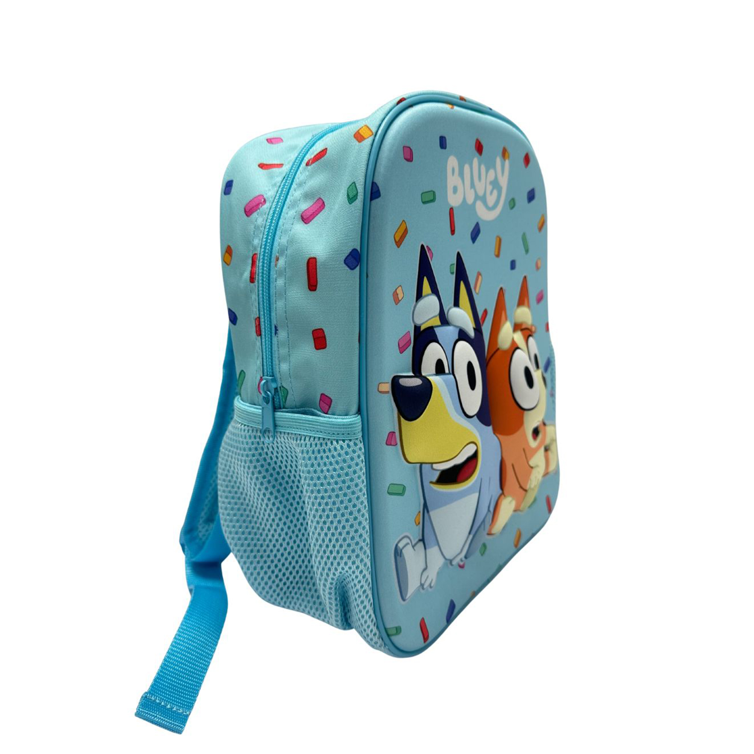 Una mochila azul decorada con chispas de colores y los personajes de Bluey.