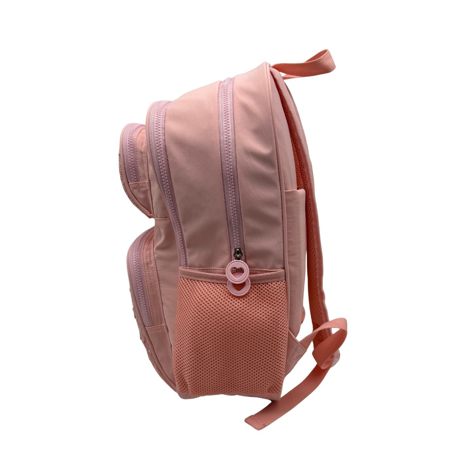 Una mochila rosa con bolsillos de malla y tiradores de cremallera en forma de corazón.