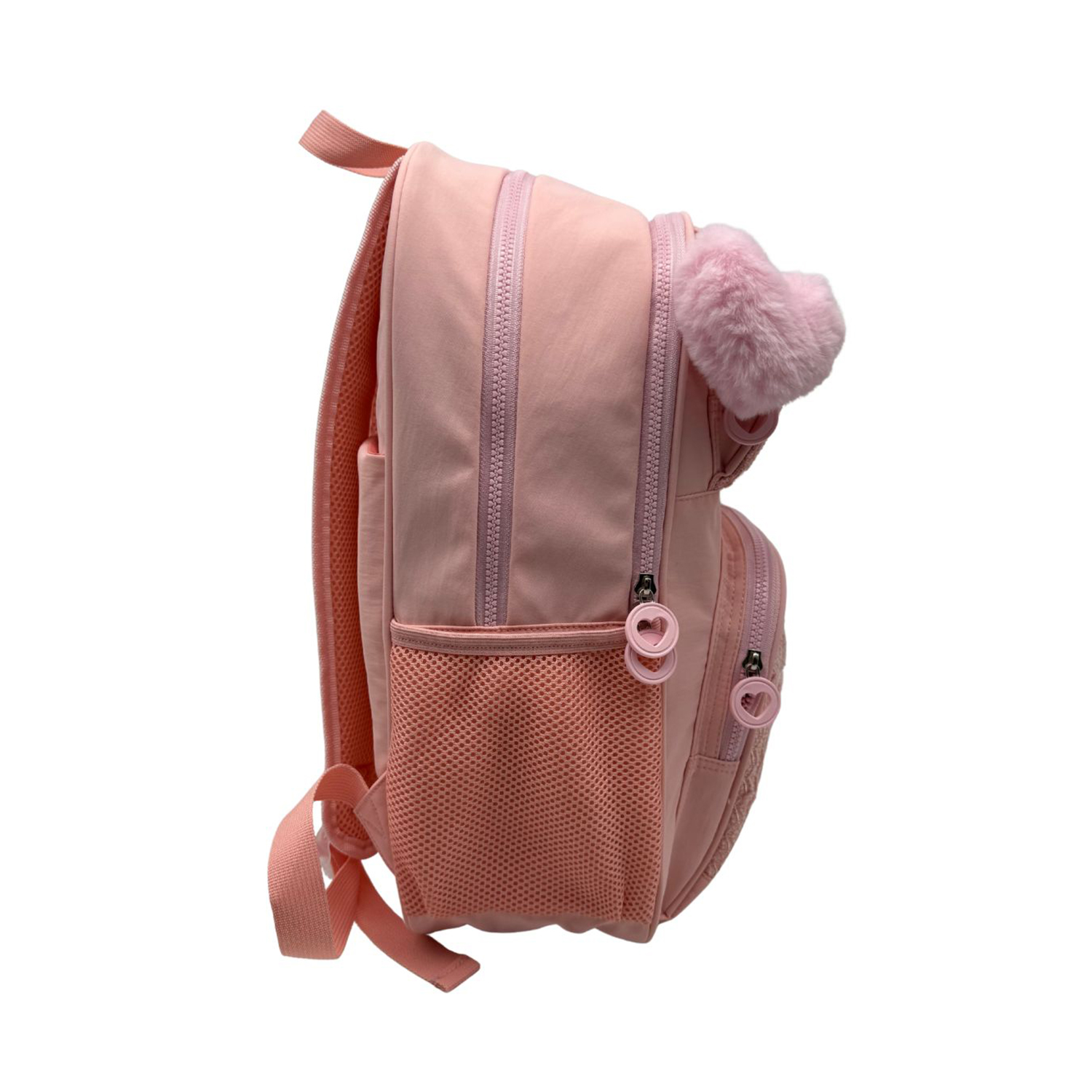 Una mochila rosa con un adorno de corazón peludo y bolsillos laterales de malla.